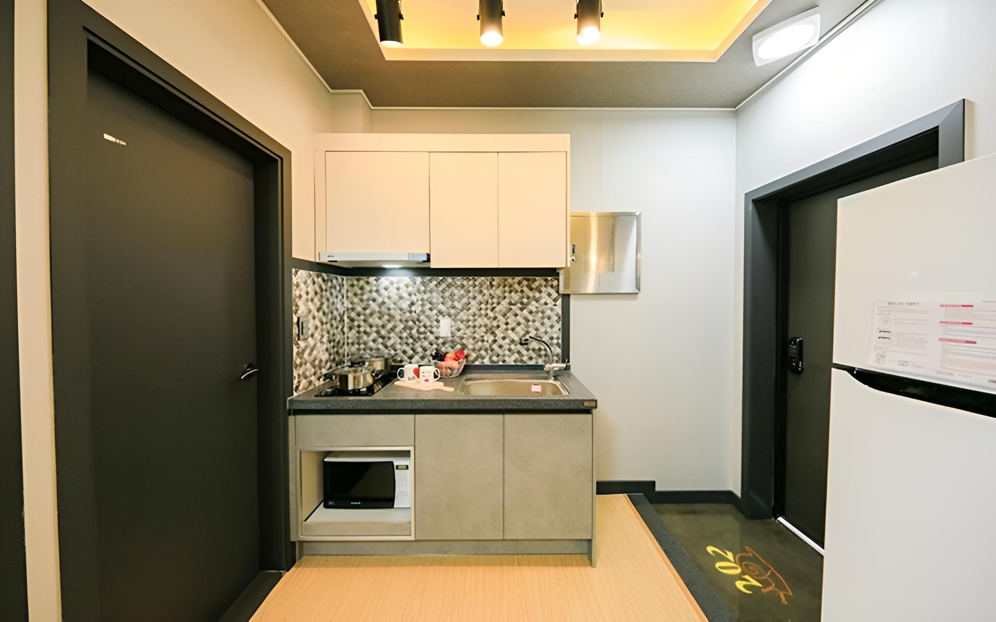 Room (Room 202) - Photo 3
