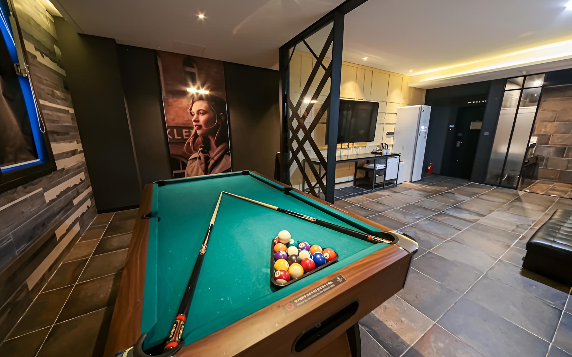 Room (1 room 1 parking suite (with pool tab) - Photo 1