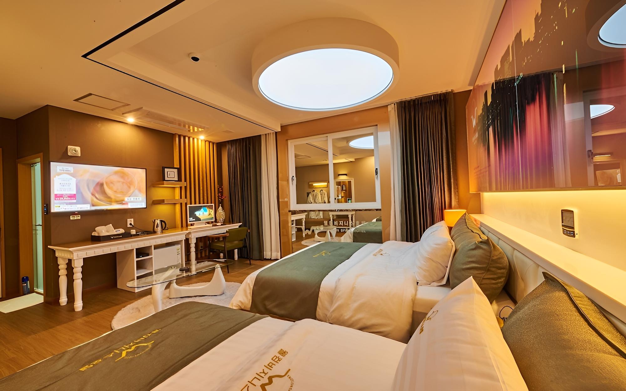 Room (Twin (Large Jetted Spa Tub)) - Photo 17