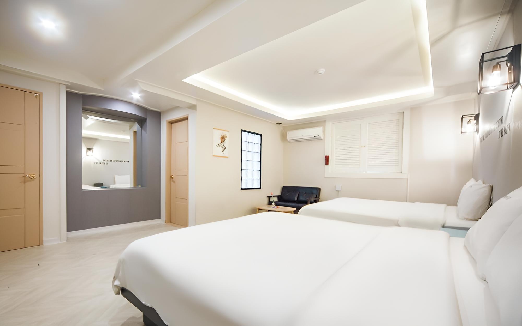 Room (Family (non-smoking double + double N) - Photo 9