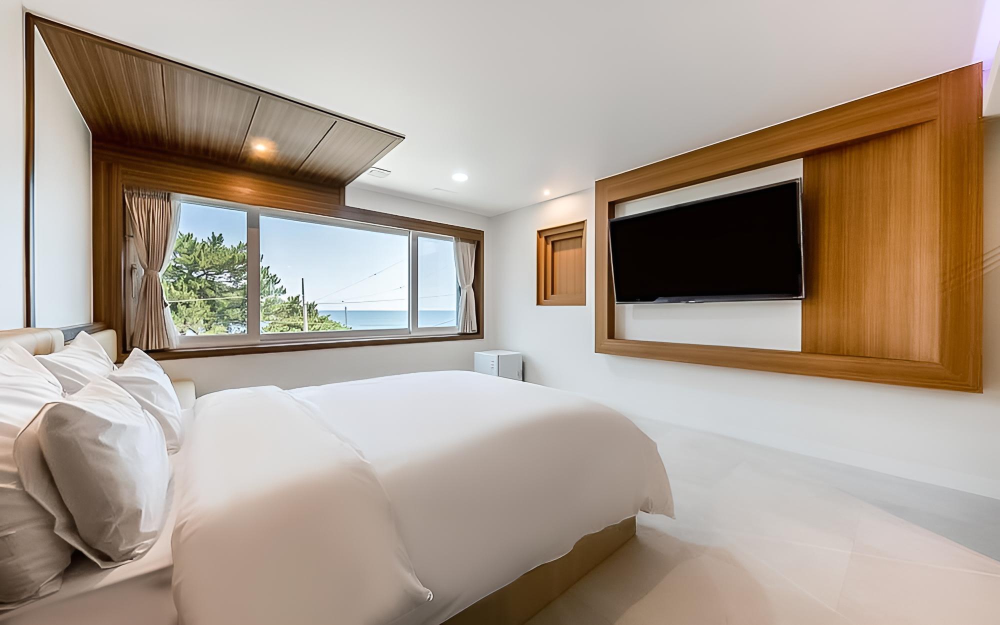 Room (VVIP (luxury bedding))