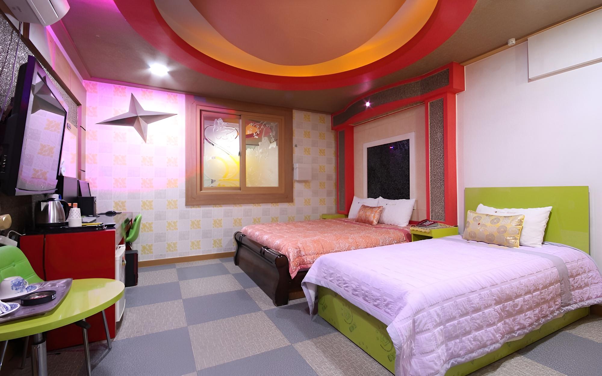 Room (Suite Twin room (Queen + Single))