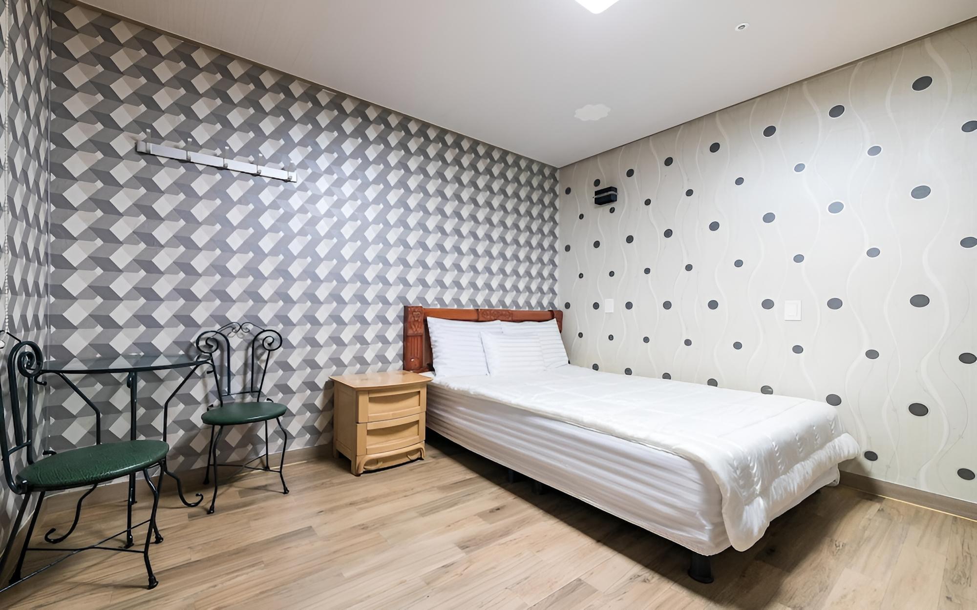 Room (Standard (Queen Bed)) - Photo 8