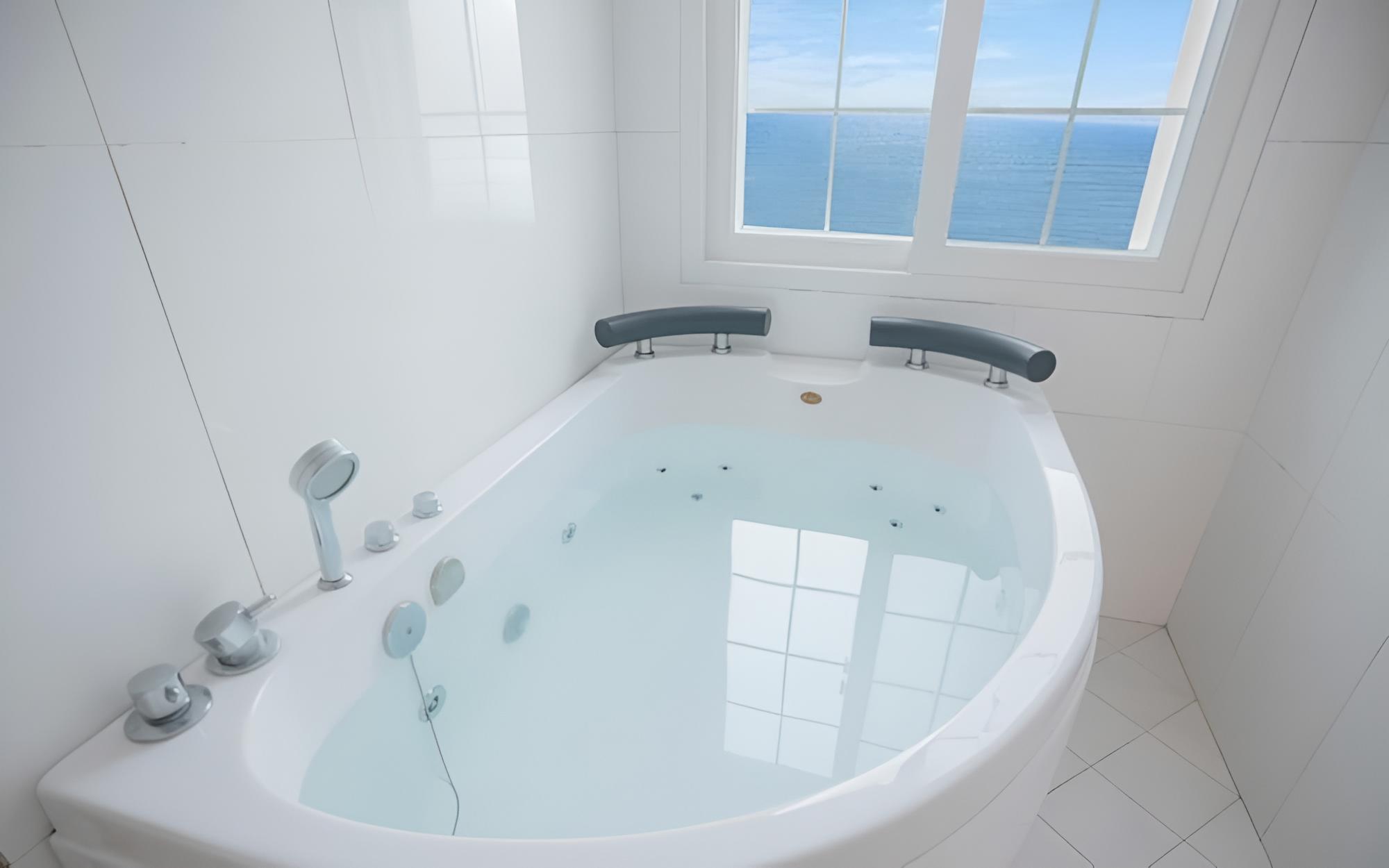 Room (105 (Whirlpool Spa))