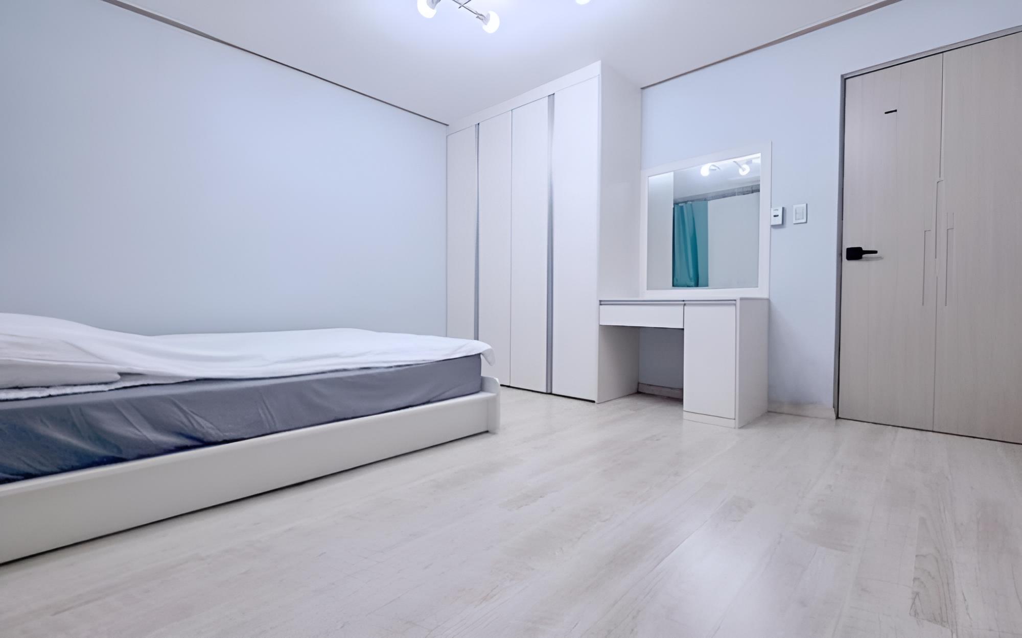 Room (Room 303 (Living Room + 1 Room))