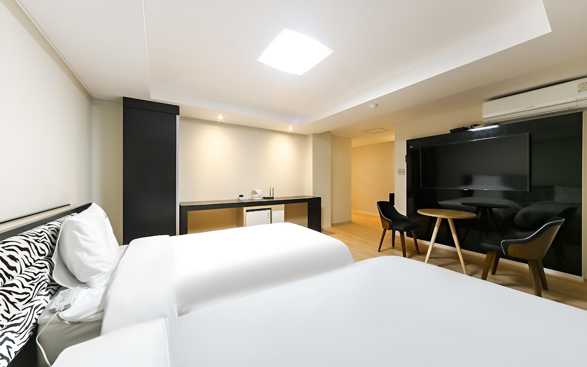Room (Deluxe Twin) photo 2