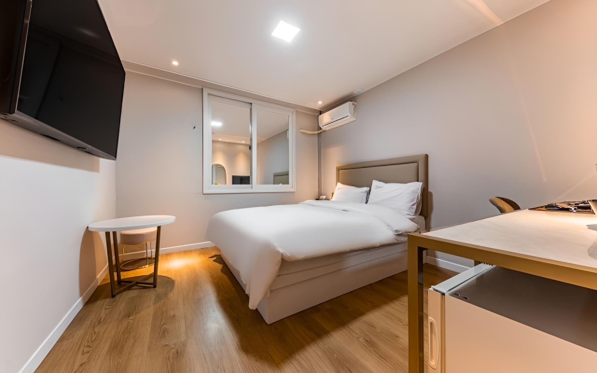 Room (STANDARD (No parking Netflix availabl)