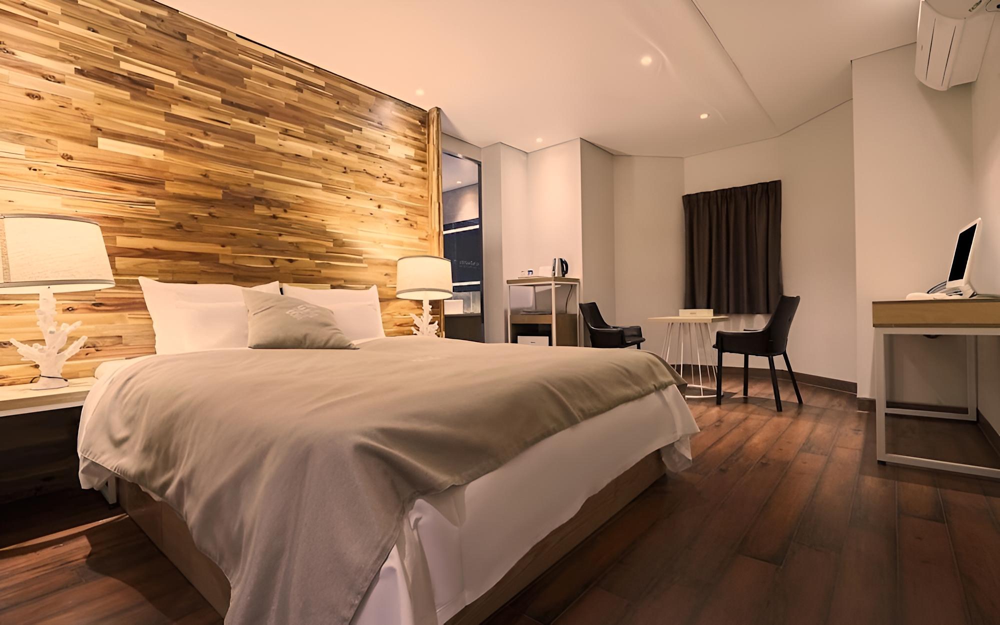 Room (Premium) - Photo 21