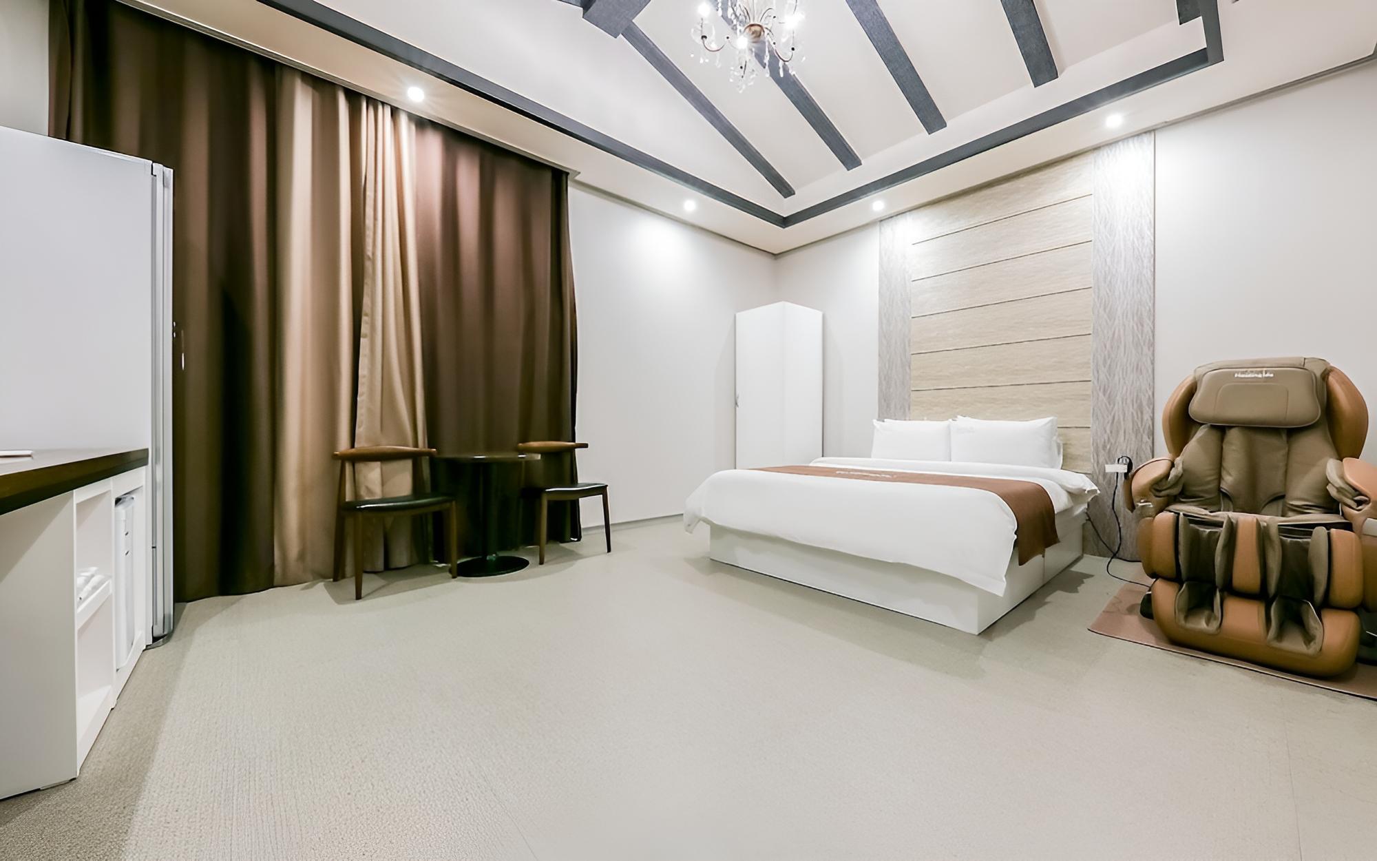 Room (VIP (Netflix Styler Breakfast Provide)