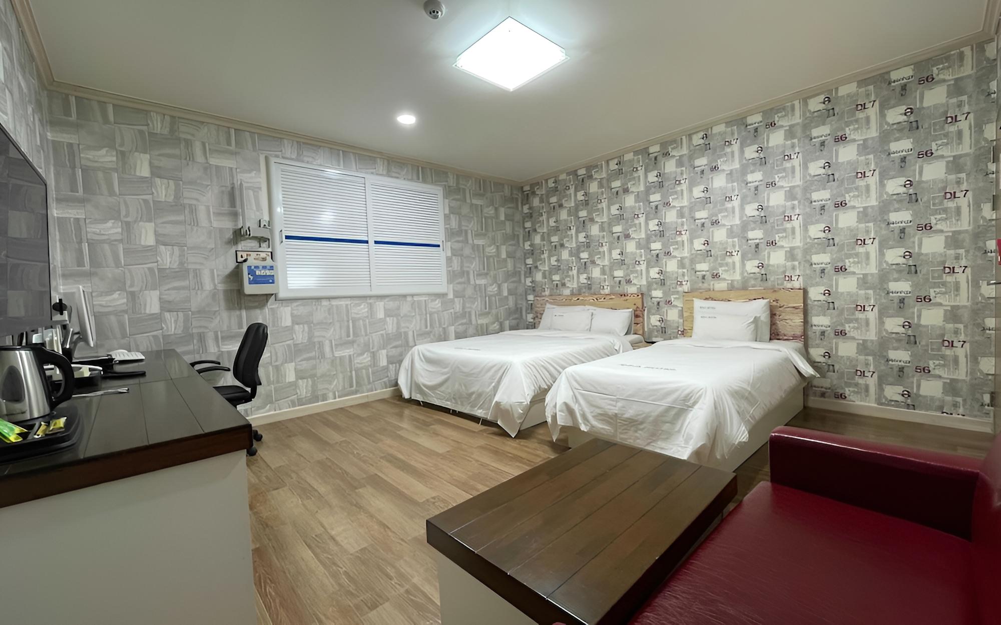 Room (Twin)