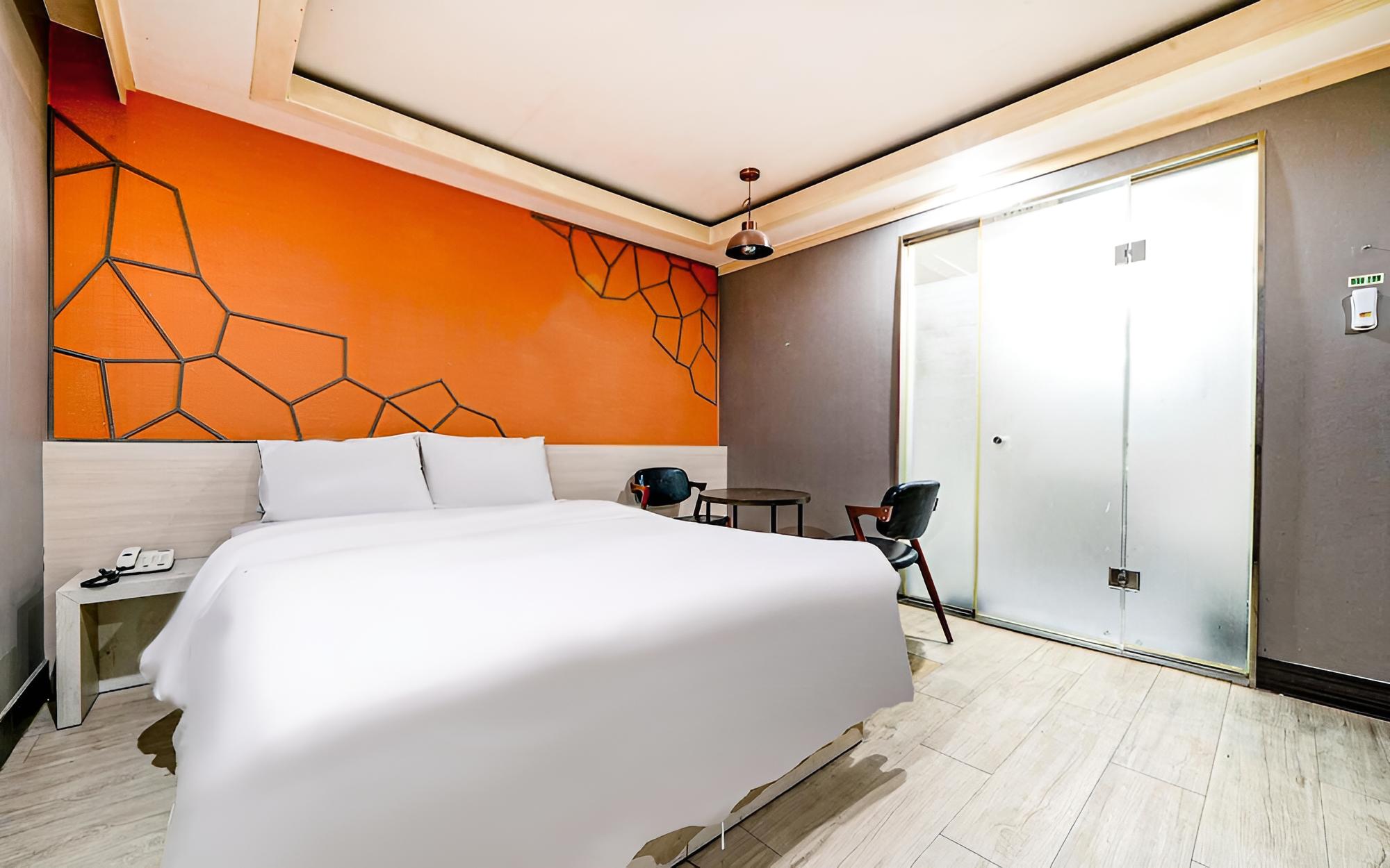Room (Standard (65 inch TV Netflix Wave ava)
