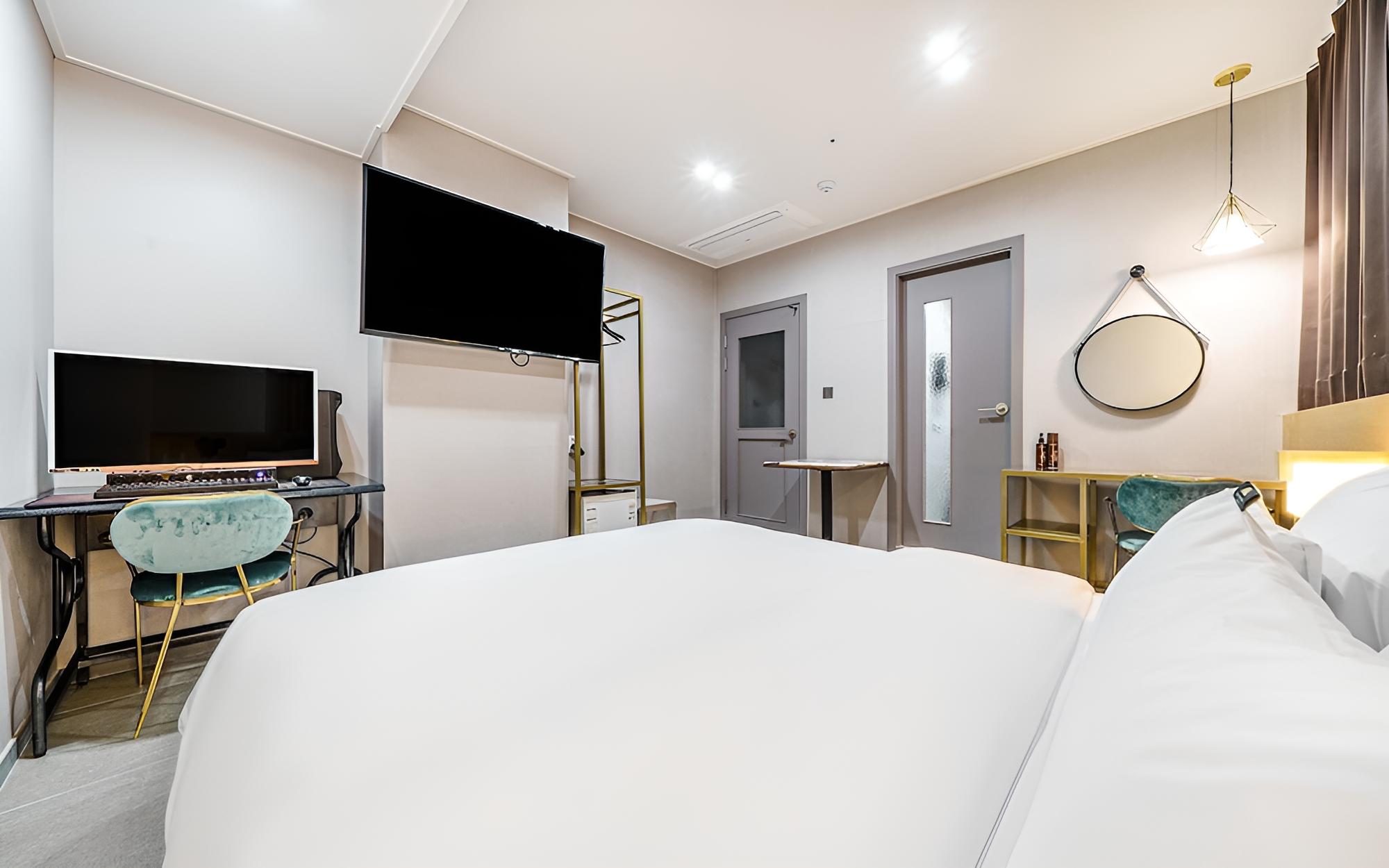 Room (1PC Standard (Netflix & 1PC))