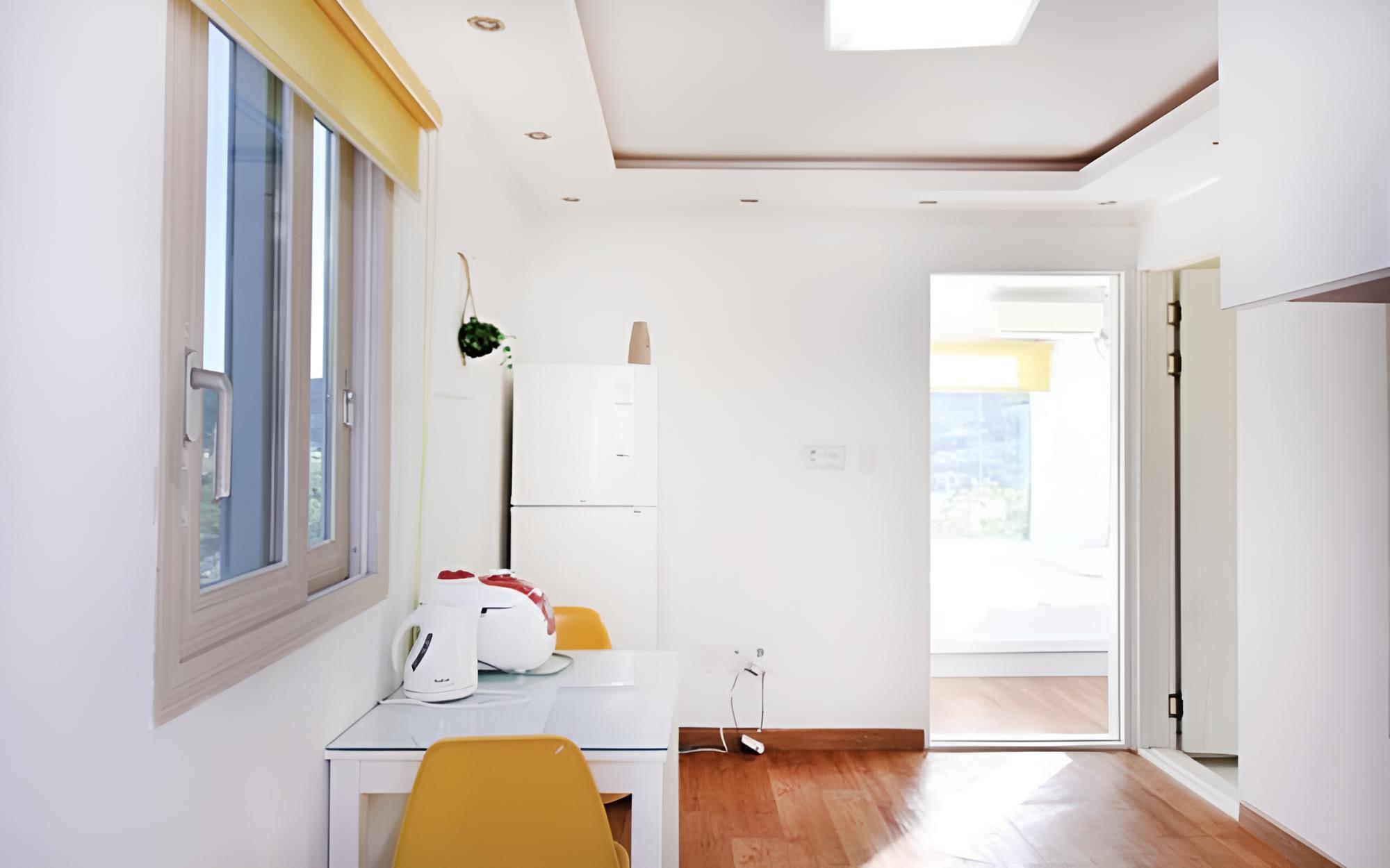 Room (Room 602 (2F))