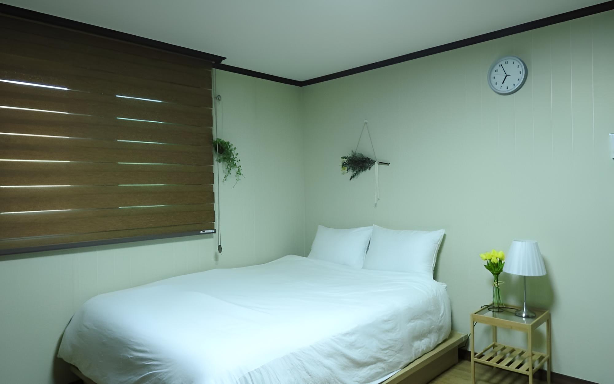 Room (403 chamomile)