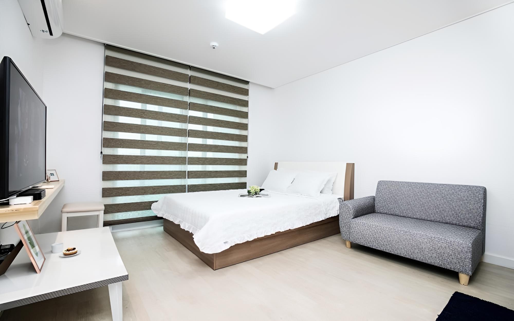 Room (Room 204)