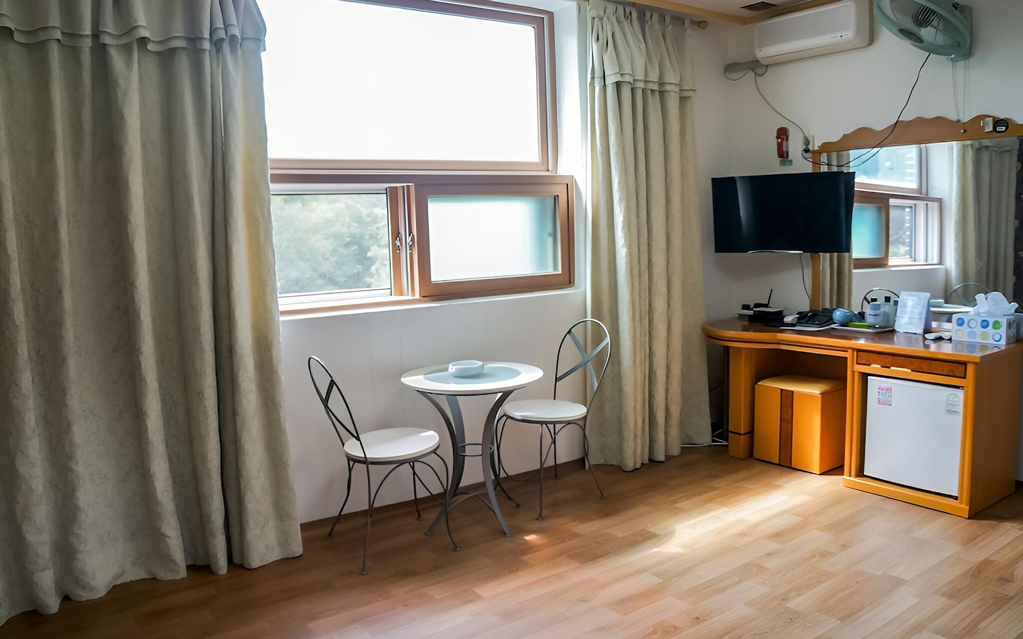Room (Mountain View Family Room - Ondol)