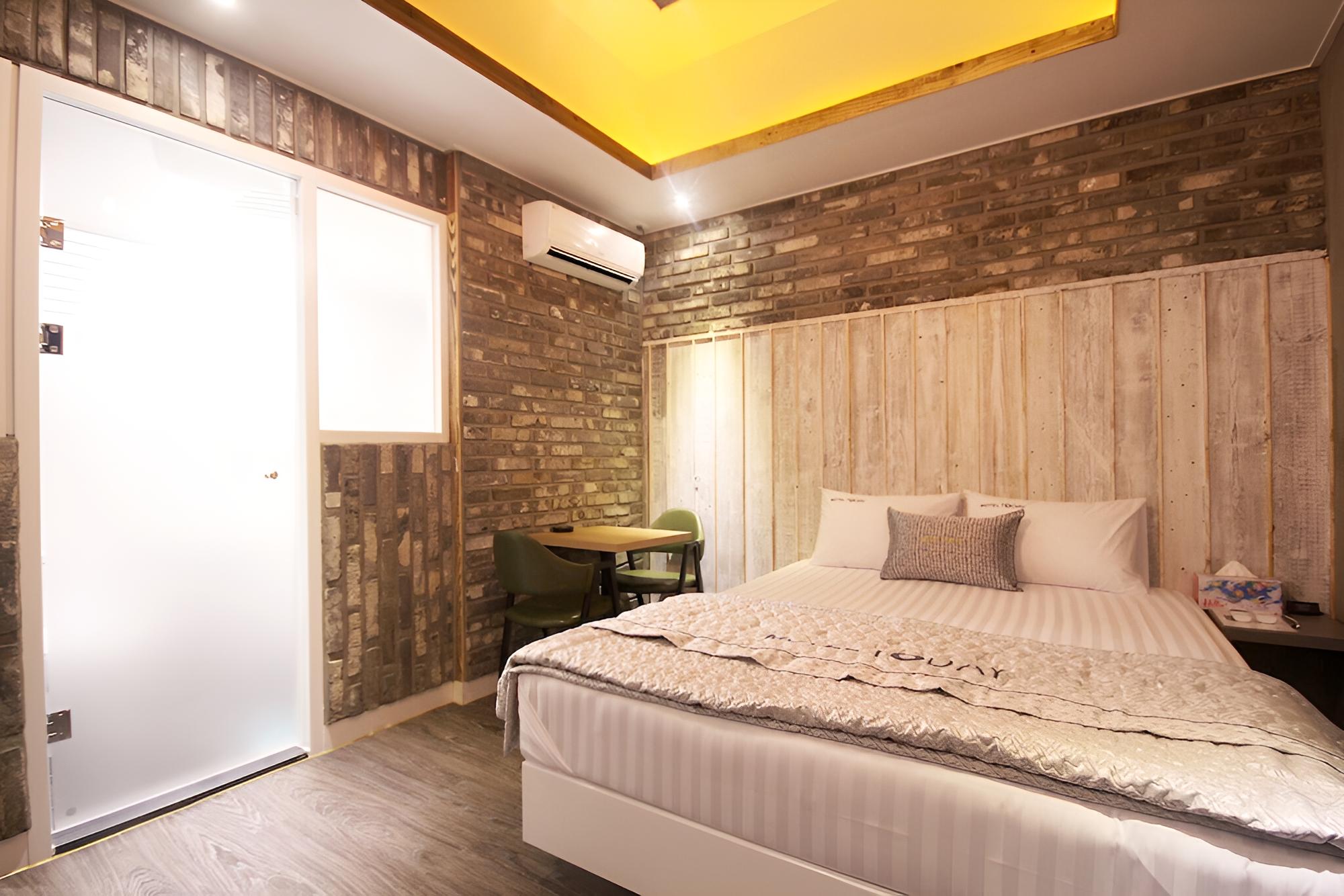 Room (Deluxe-No hard PC (Netflix available)) - Photo 2
