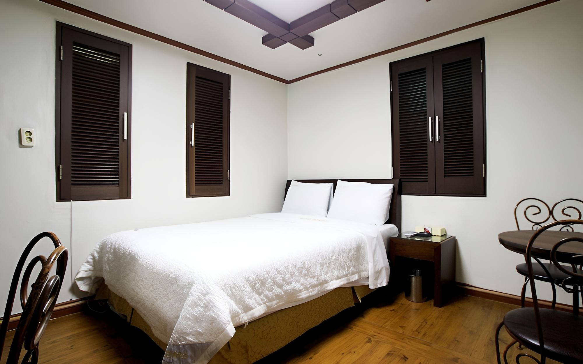 Room (Standard Room (Air Purifier)) - Photo 5