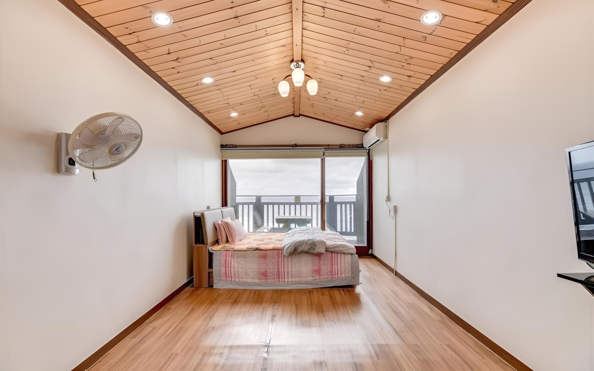 Room (205 (ocean view)) - Photo 4