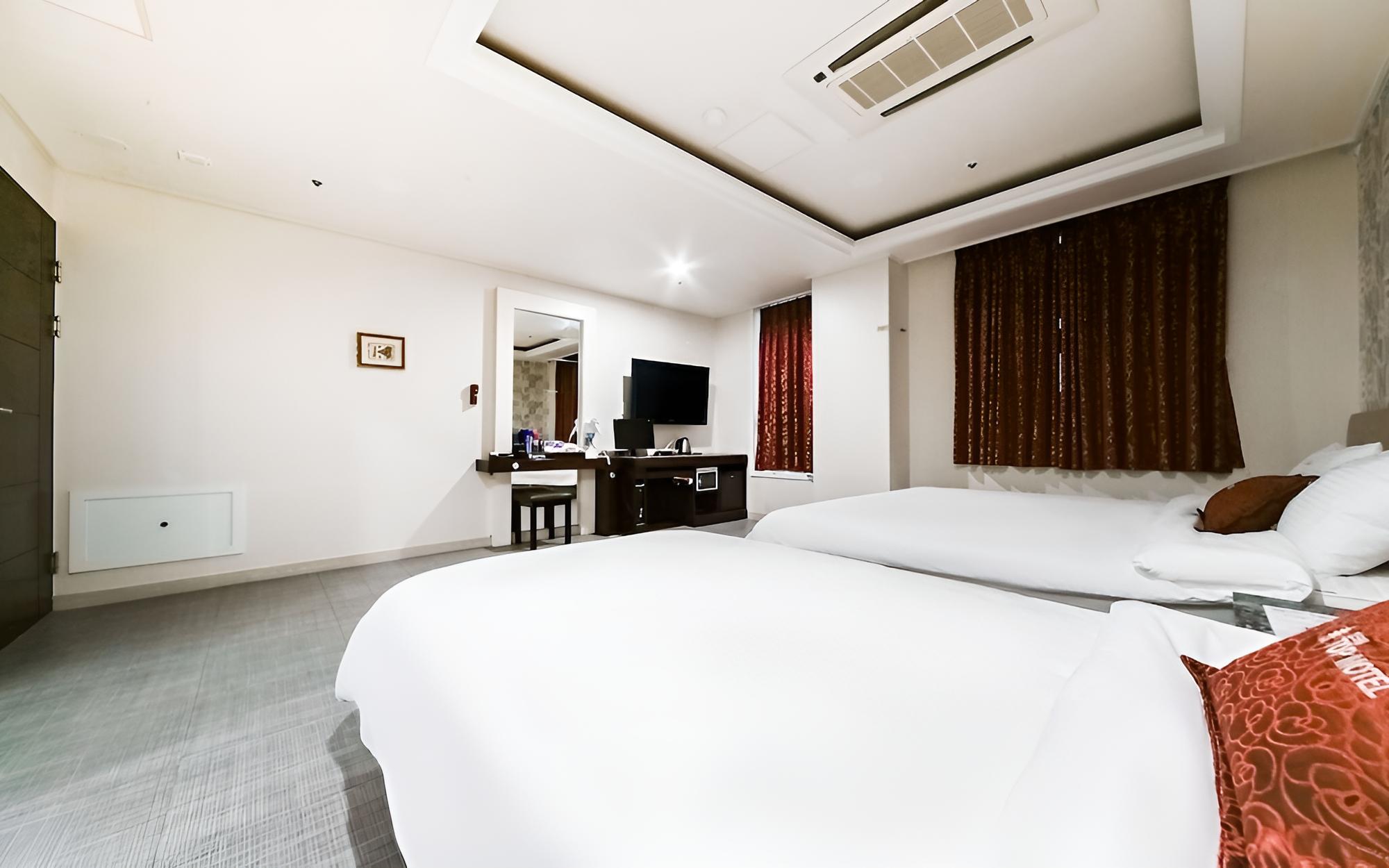 Room (Twin Room (King and Single Bed)) - Photo 1