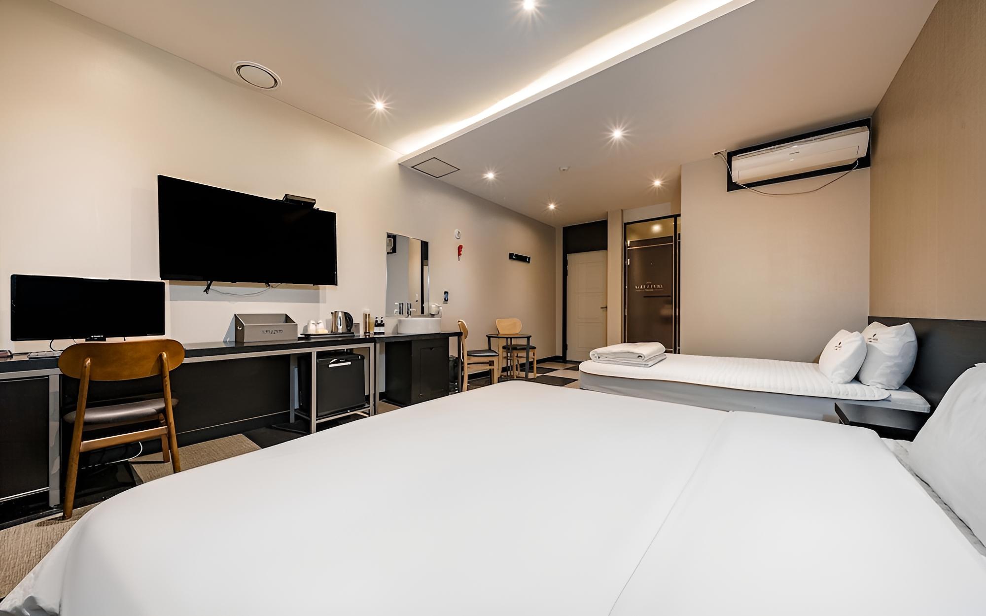Room (Deluxe Twin (Netflix Bathtub))
