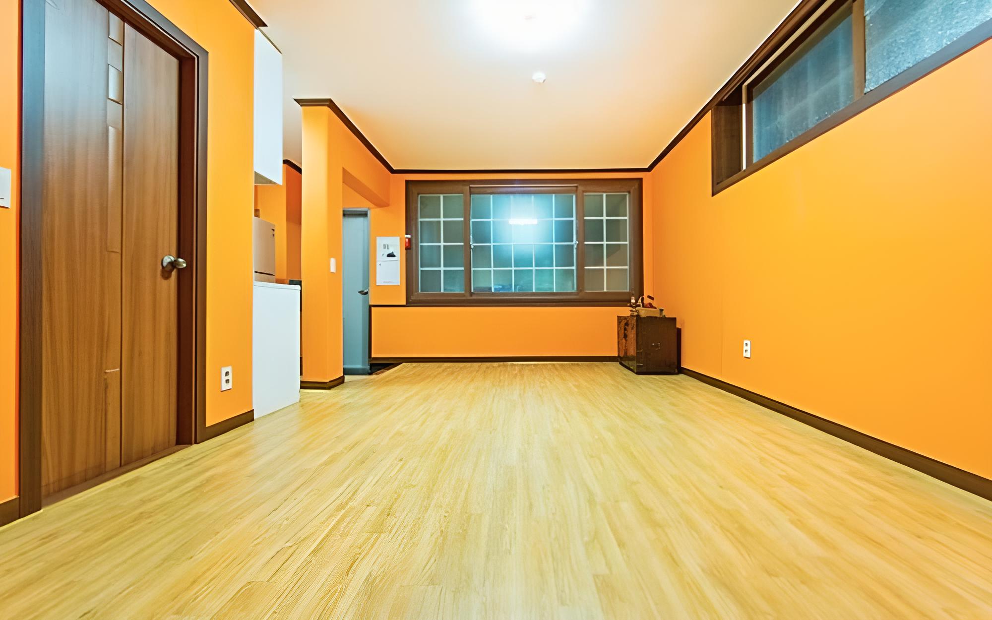 Room (No 101 (semi-underground))