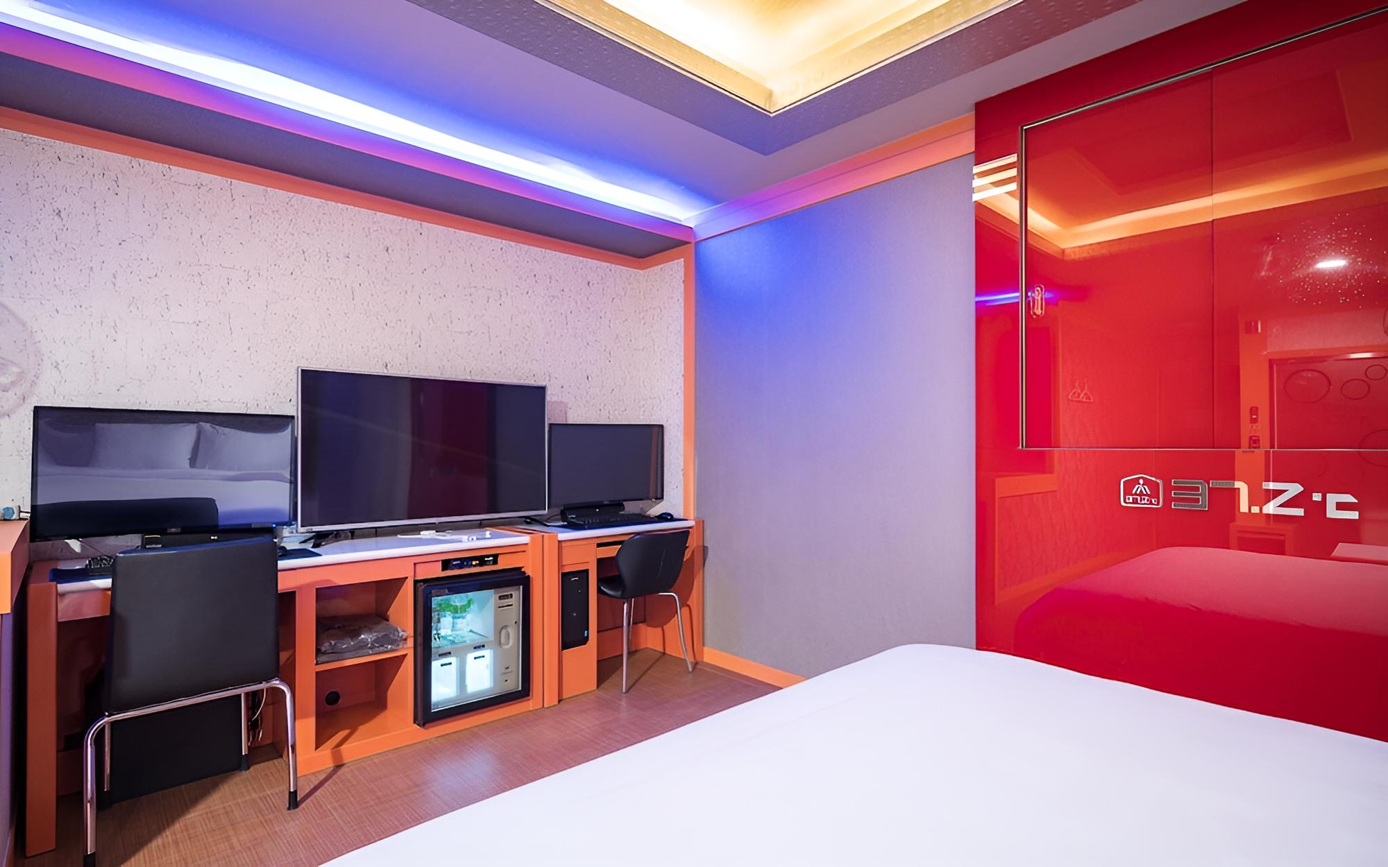 Room (Gaming Room (Bathtub/No Jetted Spa Tu) photo 2