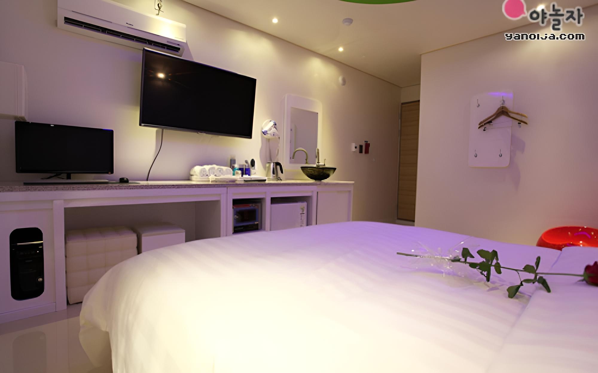 Room (Double Bed (Netflix Styler)) photo 2