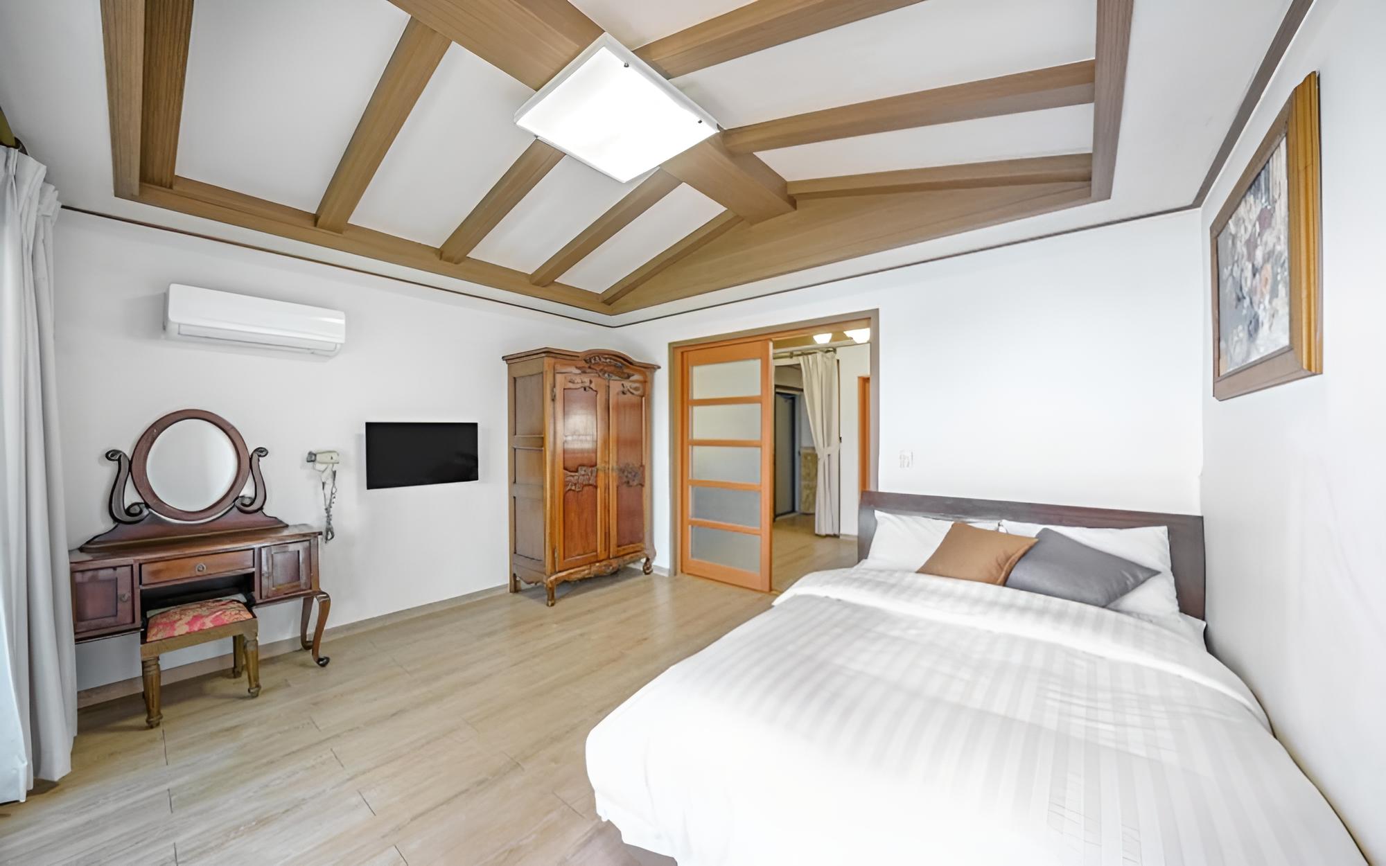 Room (Gold Building 301 (Ocean View))