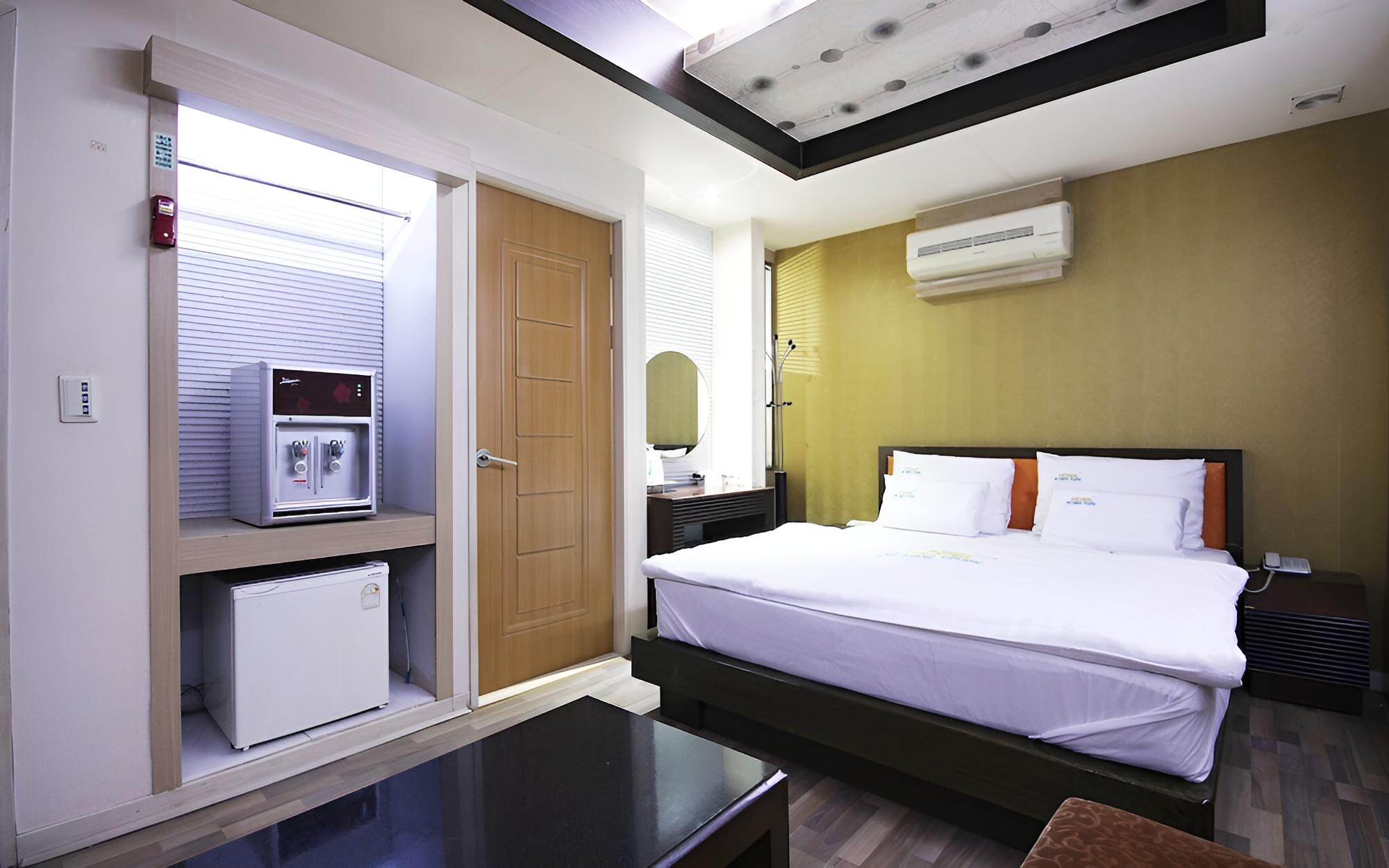Room (Semi-Suite Room [Room Random Assignme)