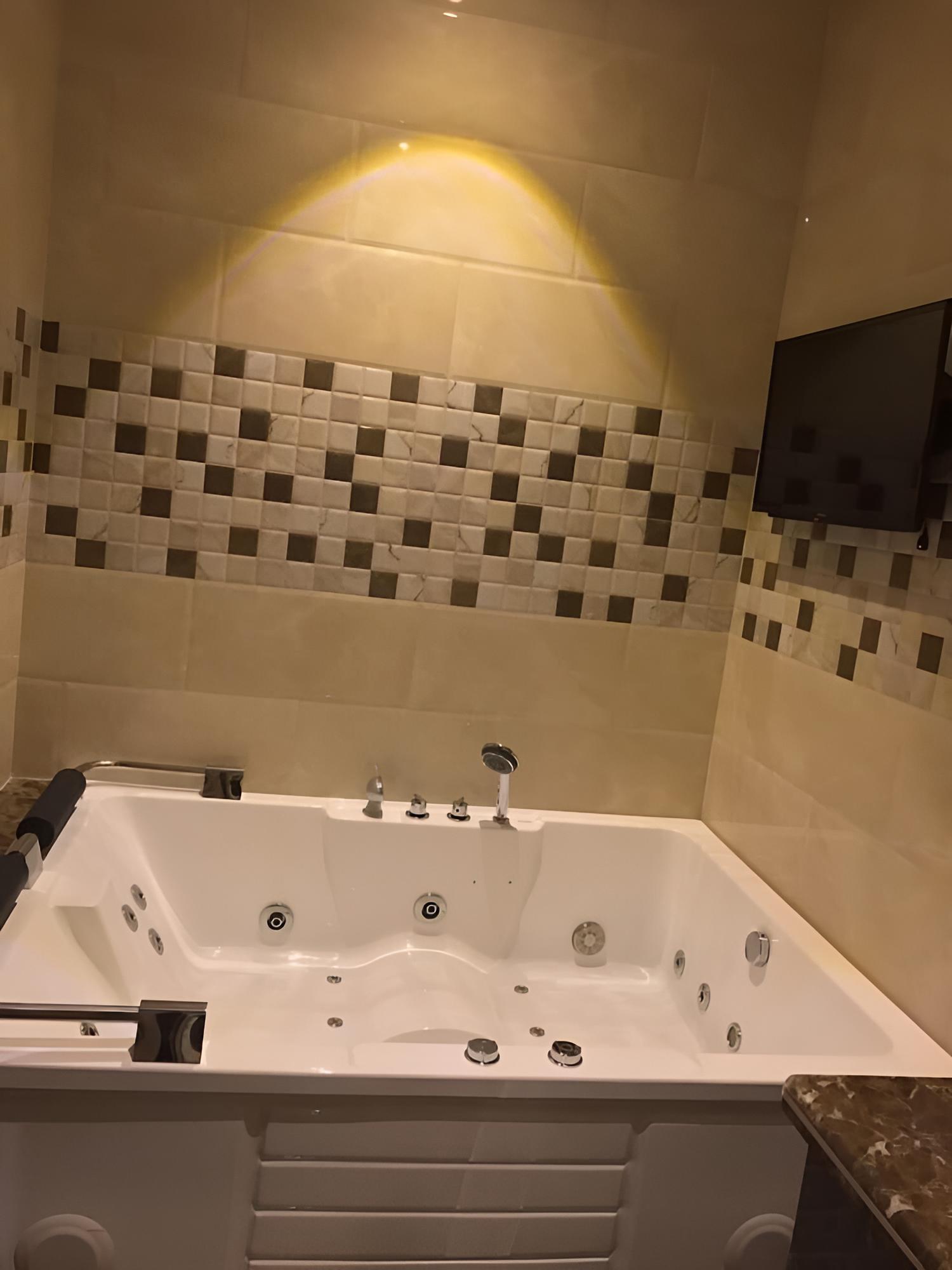 Double Room, Jetted Tub