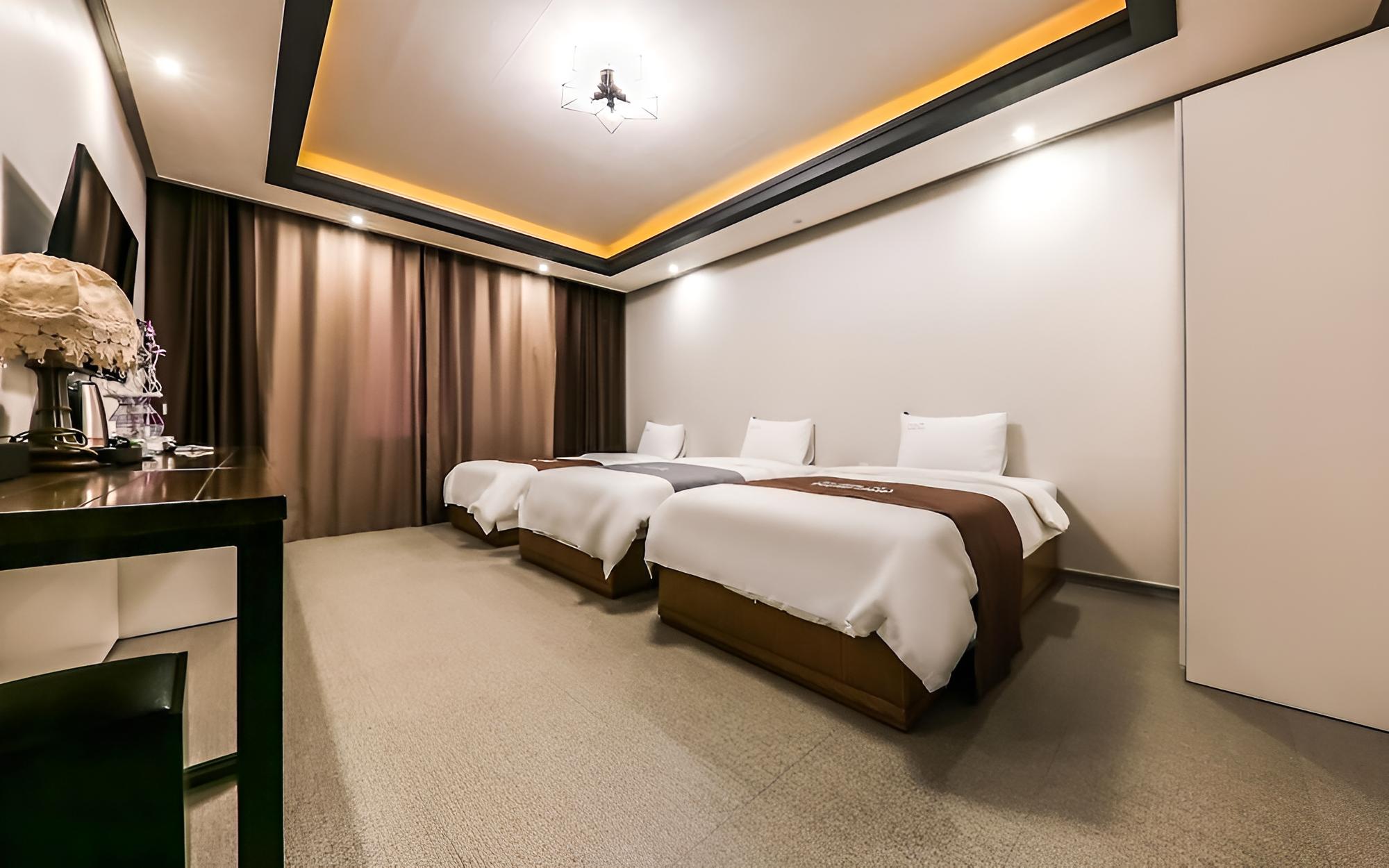 Room (Three Room - 3 Single Beds (Netflix B)