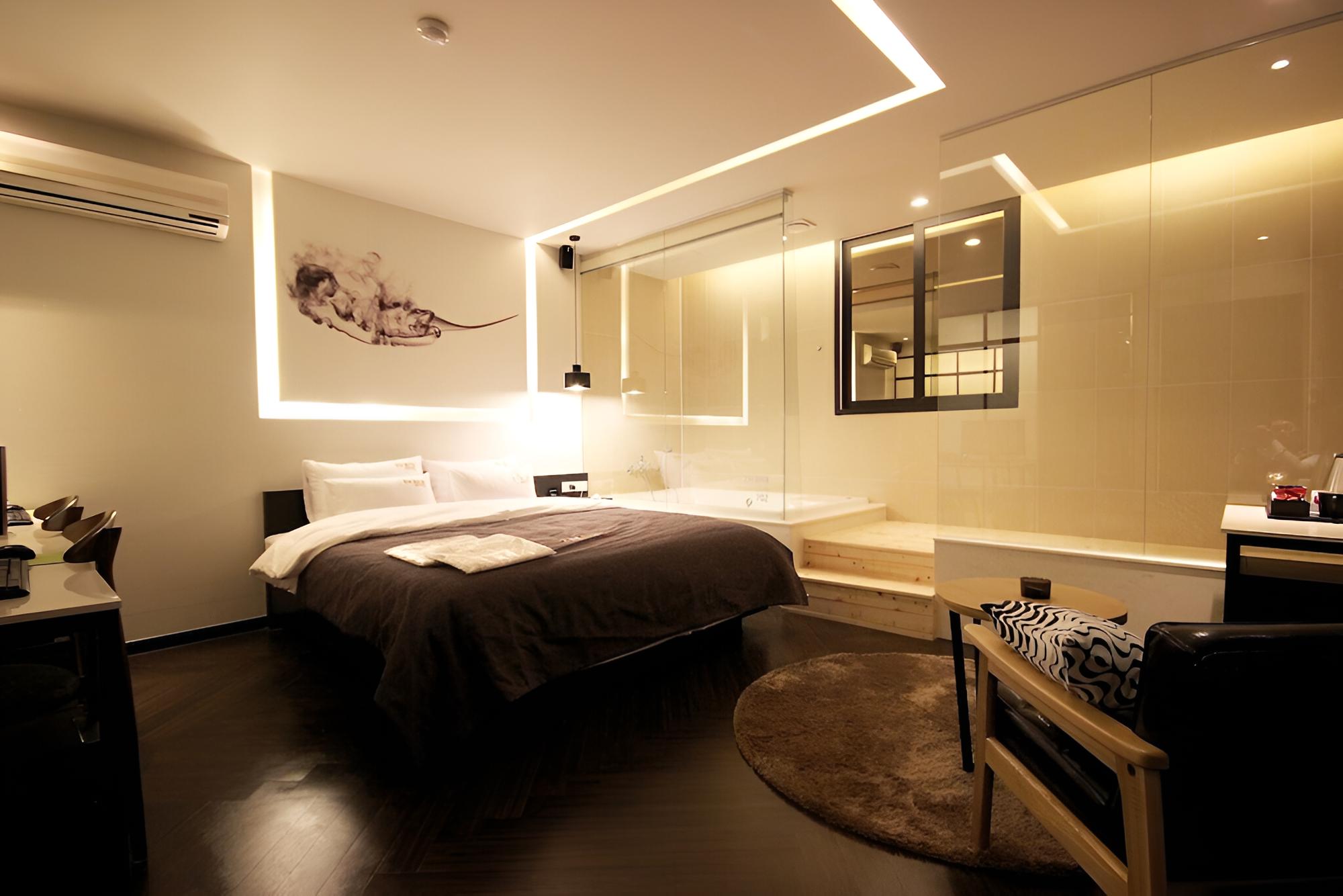 Room (Sweet-window bathtub (netflix availab)