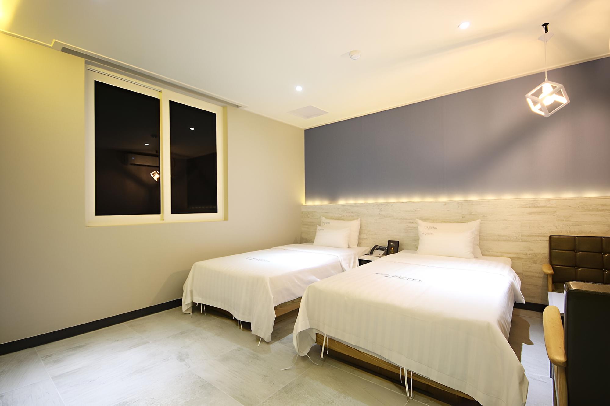 Room (Twin)