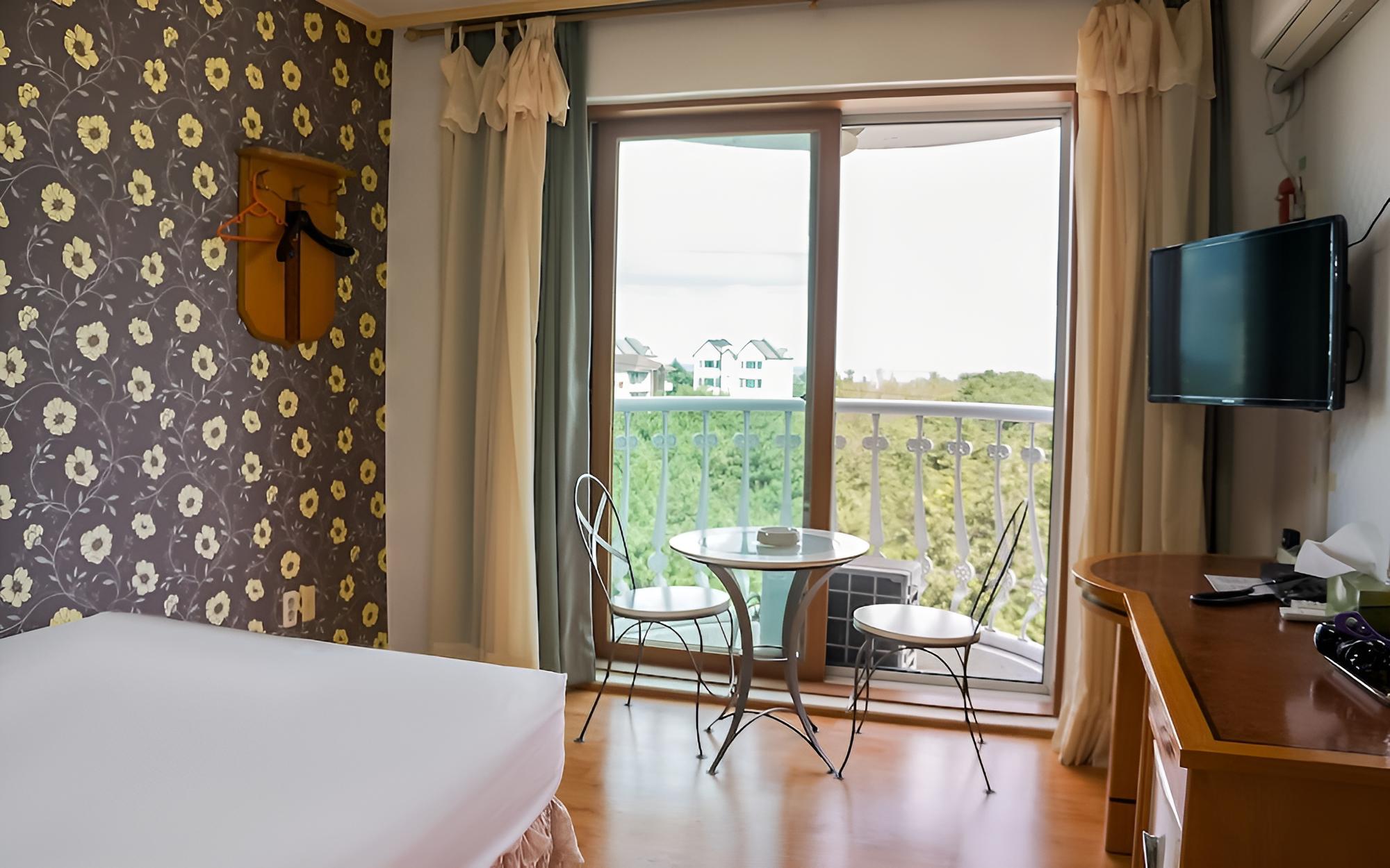 Room (Balcony Room)