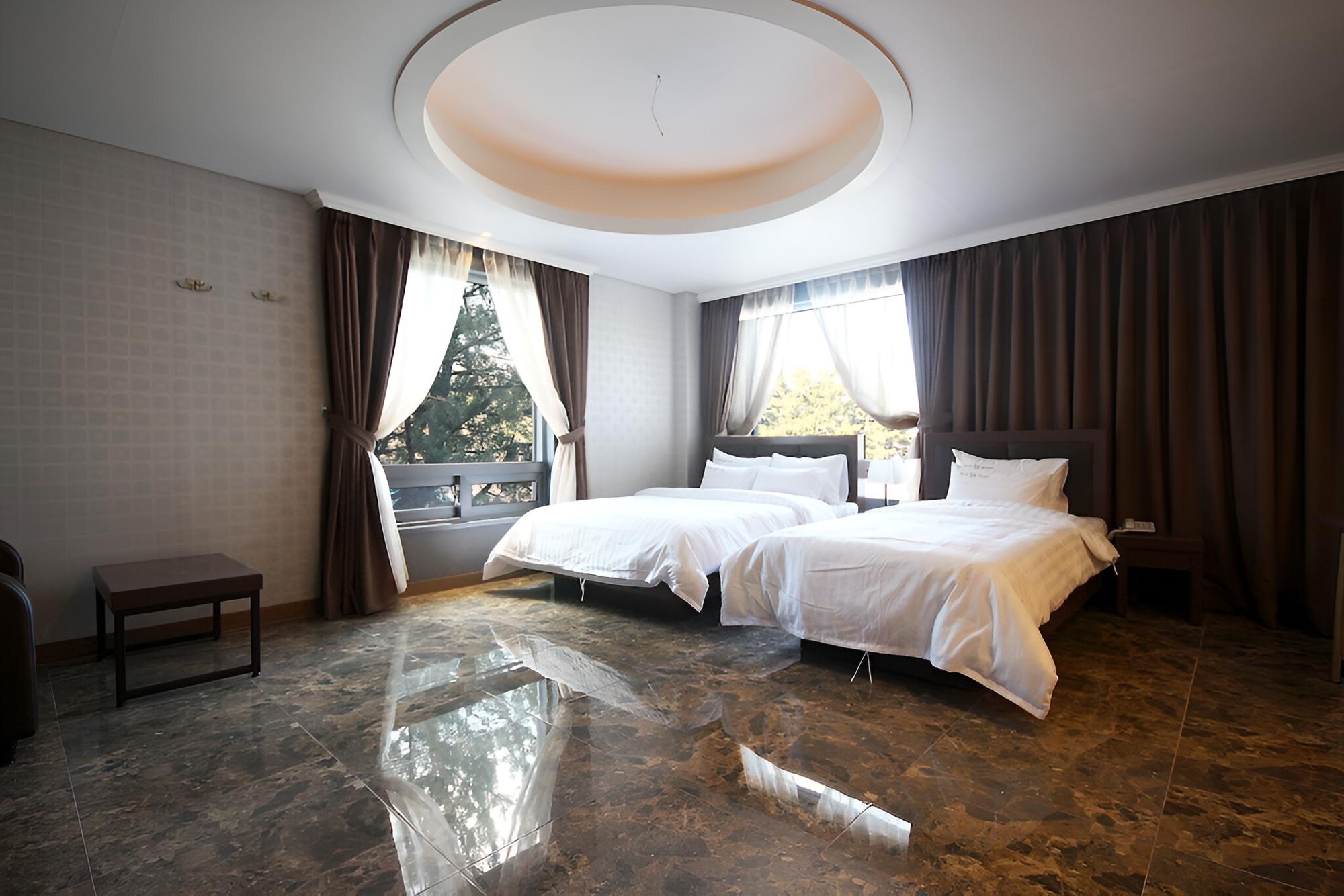 Room (SUITE) - Photo 15