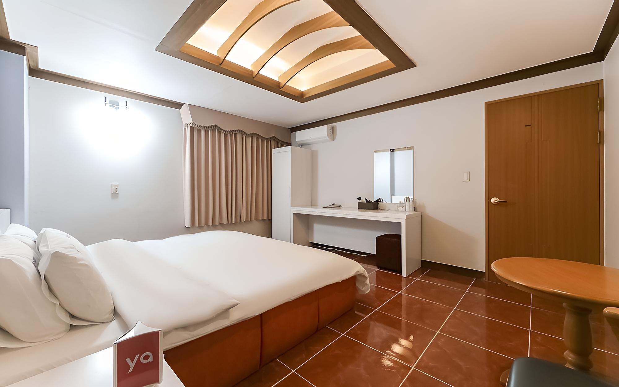 Room (Family Pool Room 303)