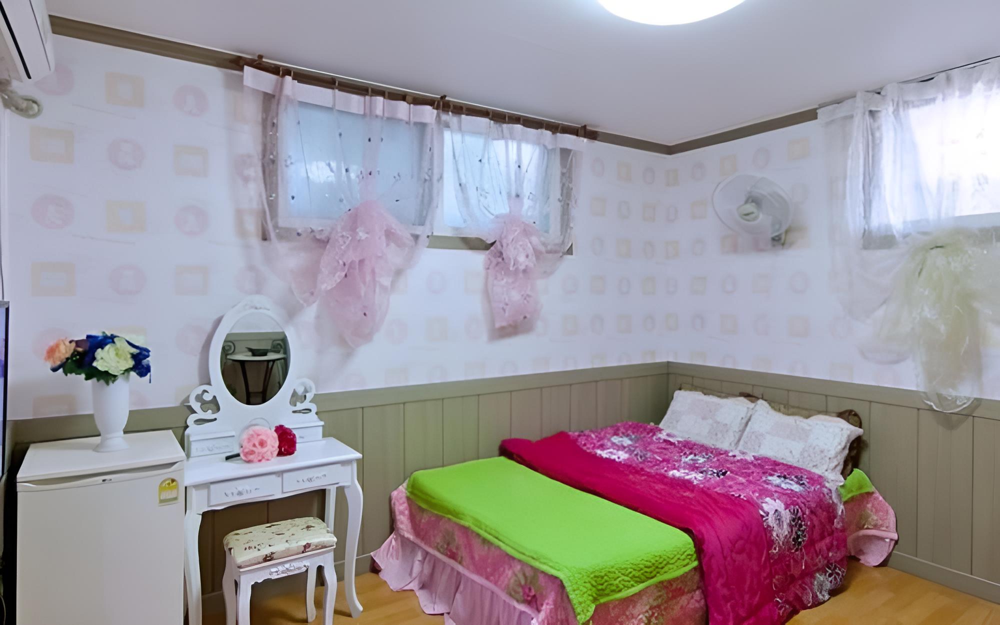 Room (Small bed (basement 1st floor)) photo 3