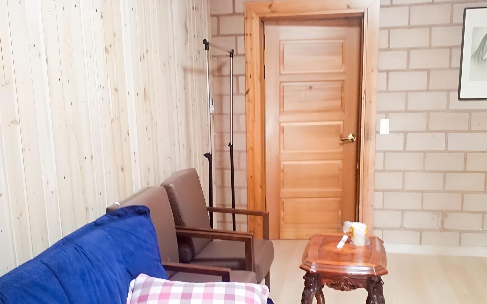 Room (Room 102)
