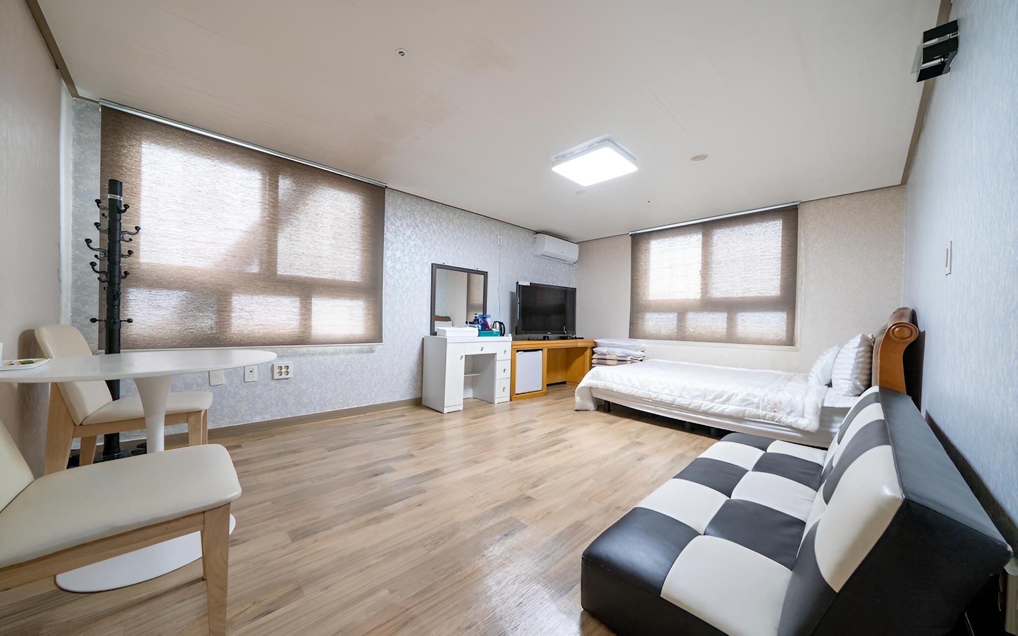 Room (Family Room (Separate Bathroom 2 Quee) - Photo 2