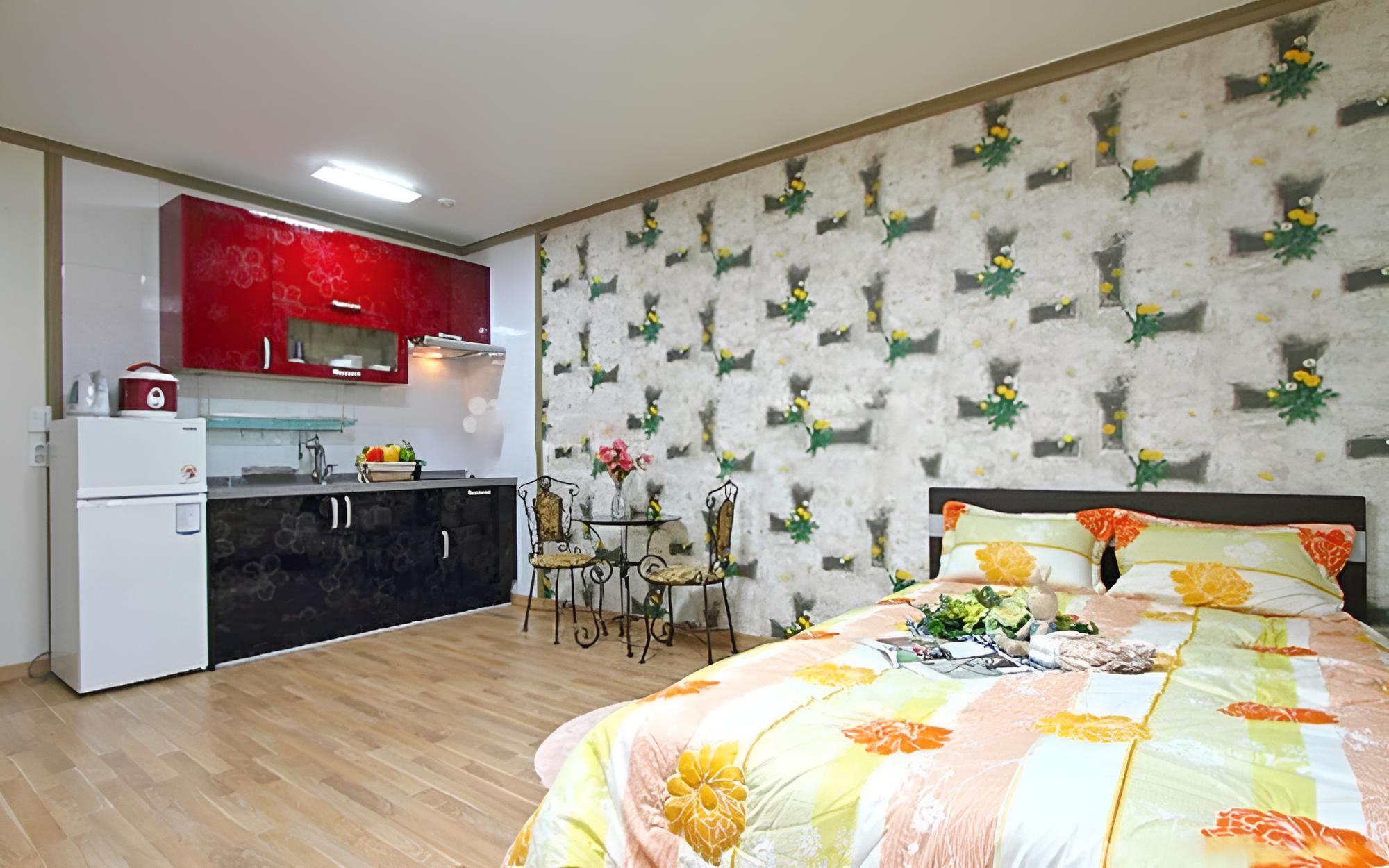 Room (Room 202) - Photo 4