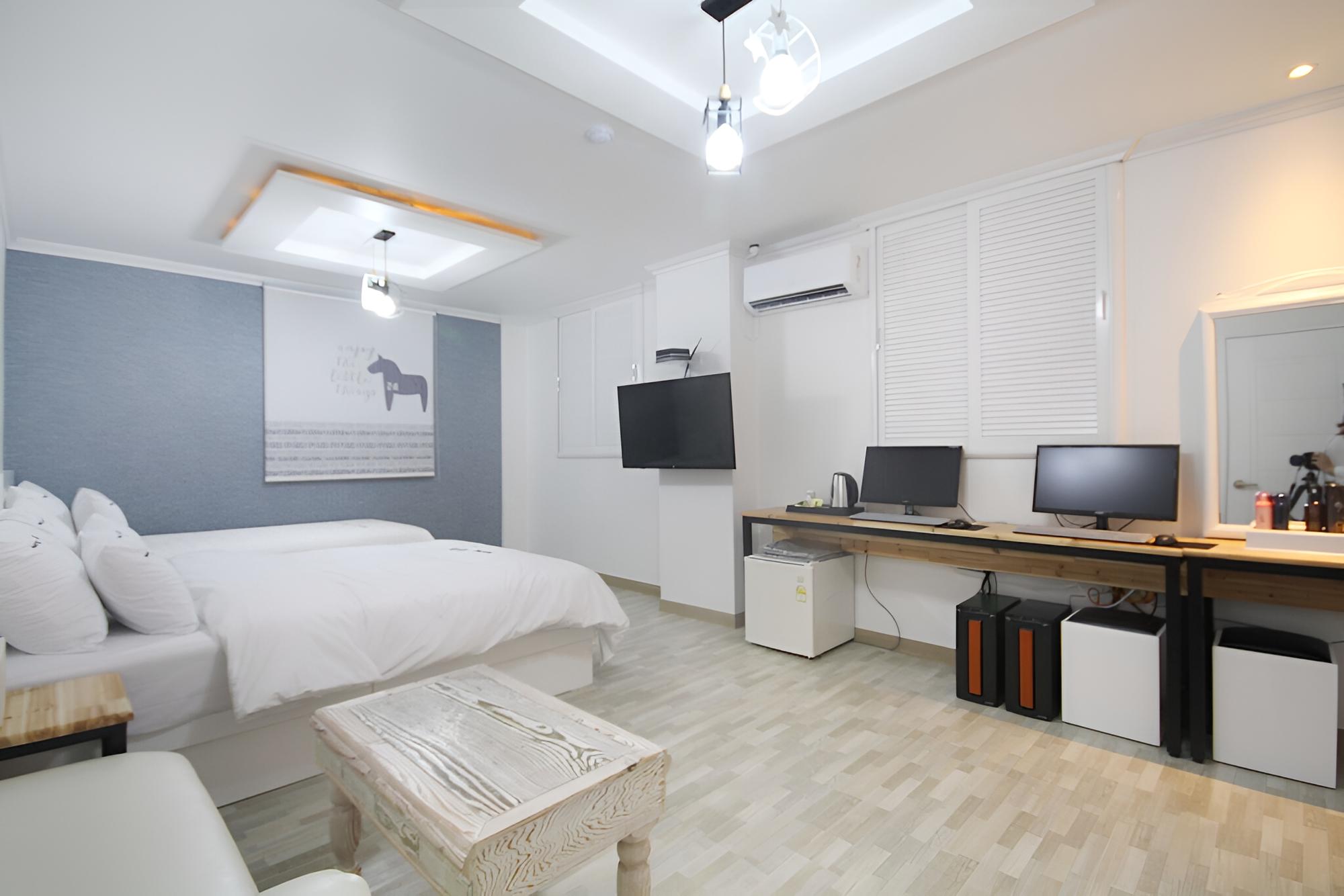 Room (VIP (Twin Bed)) - Photo 10