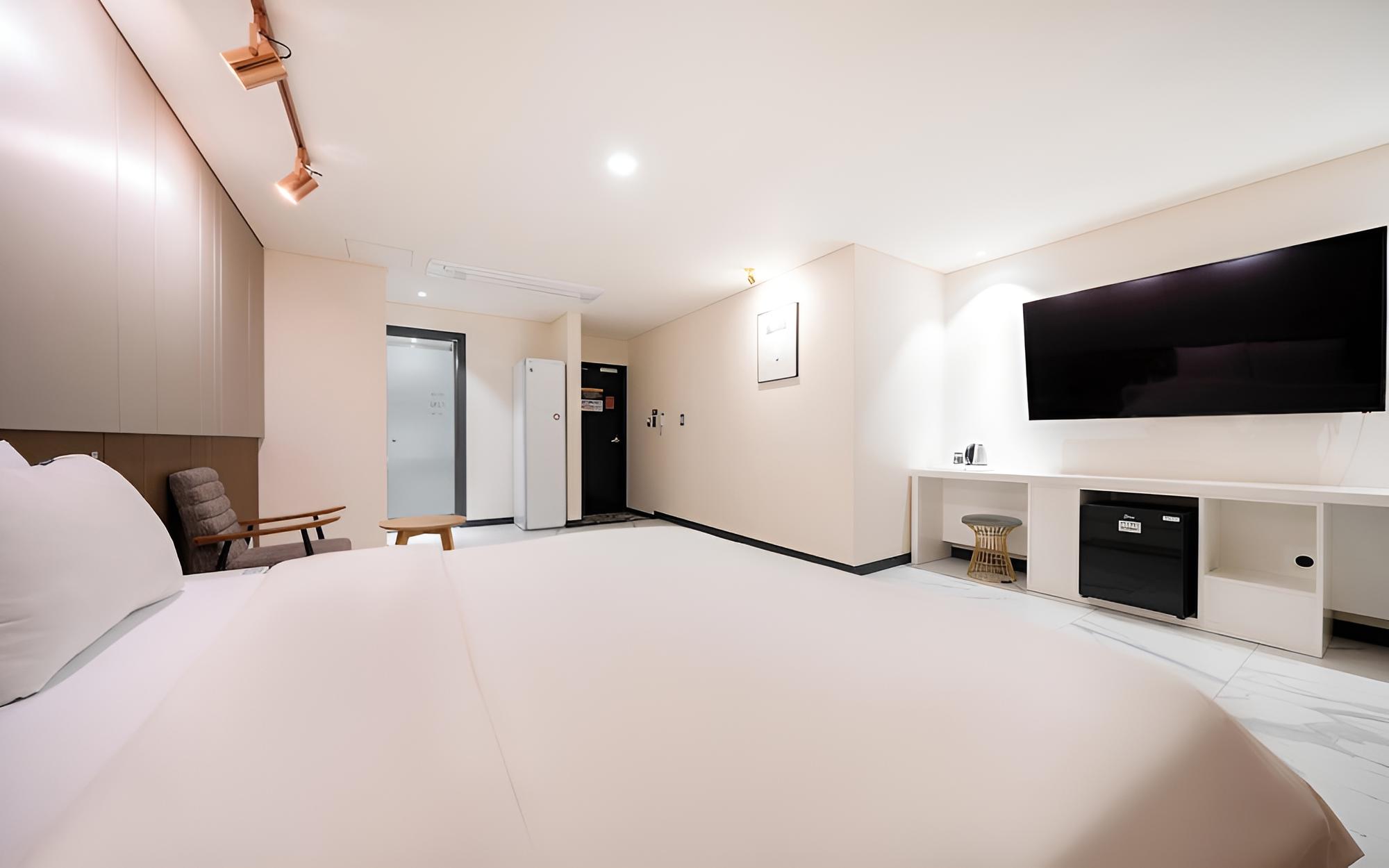 Room (Standard (1 Room Per 1 Parking Drive-) - Photo 2