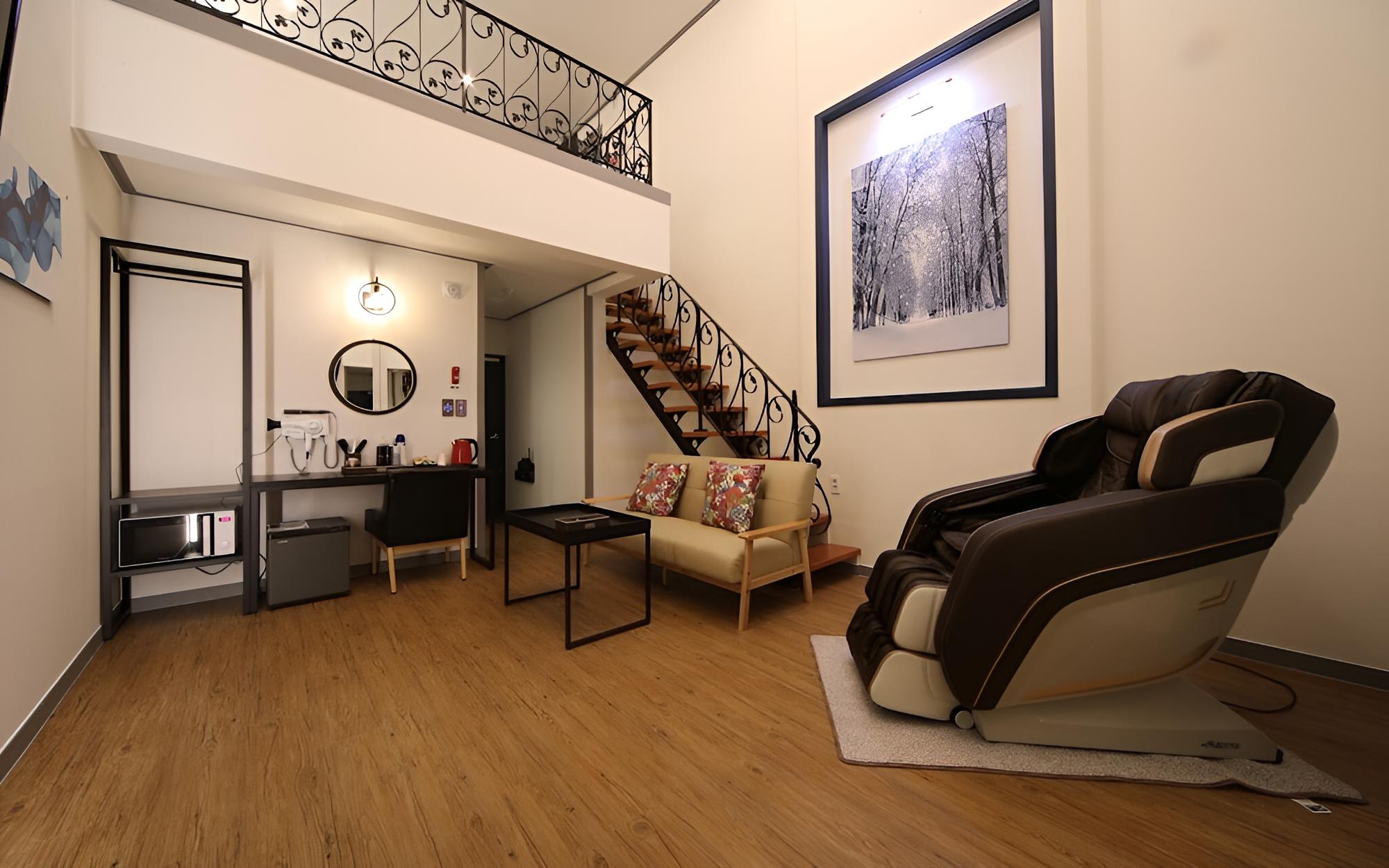 Room (Family Room (Three Beds) (Free Netfli)