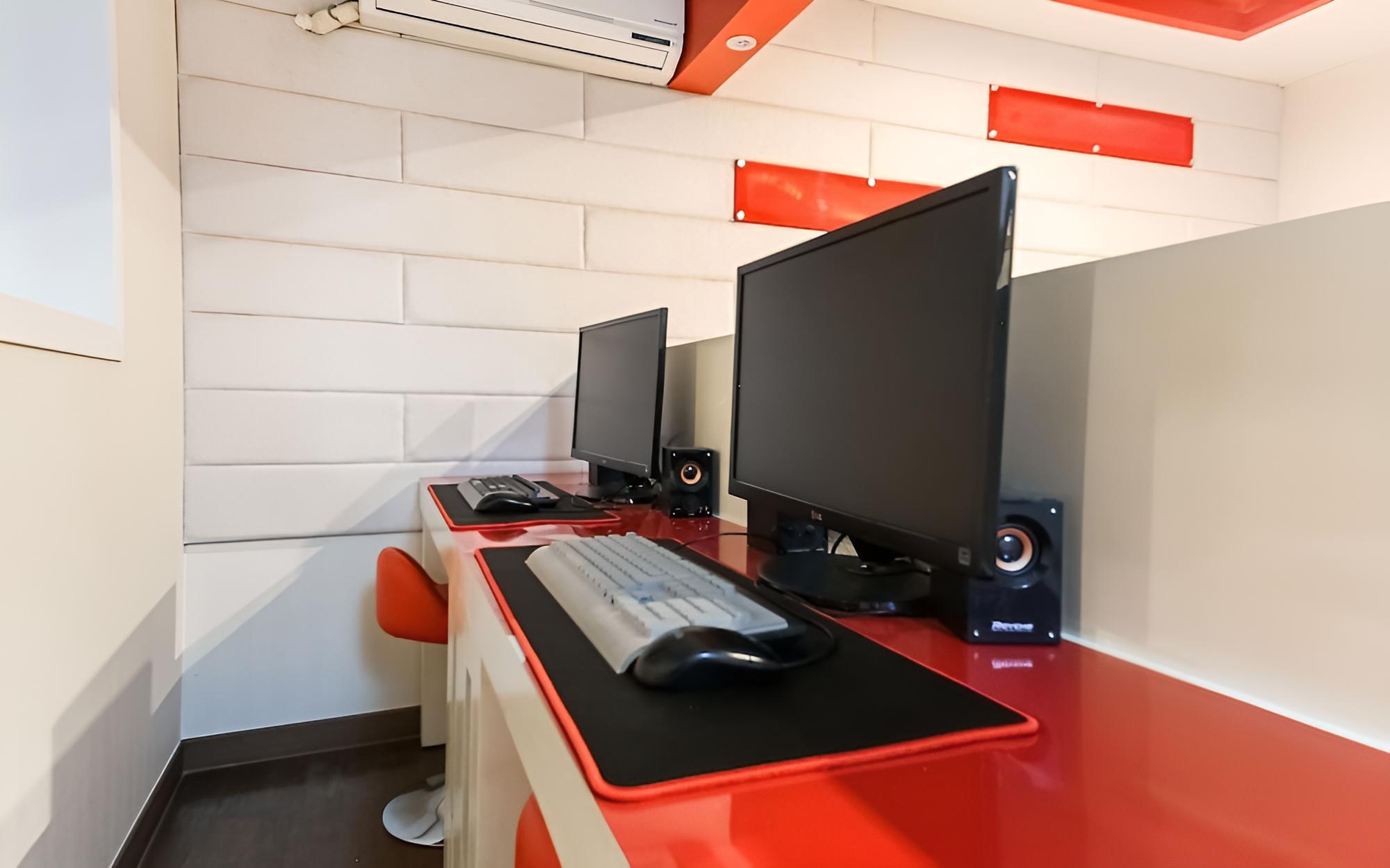 Room (Premium - Couple Gaming PC (High Perf)