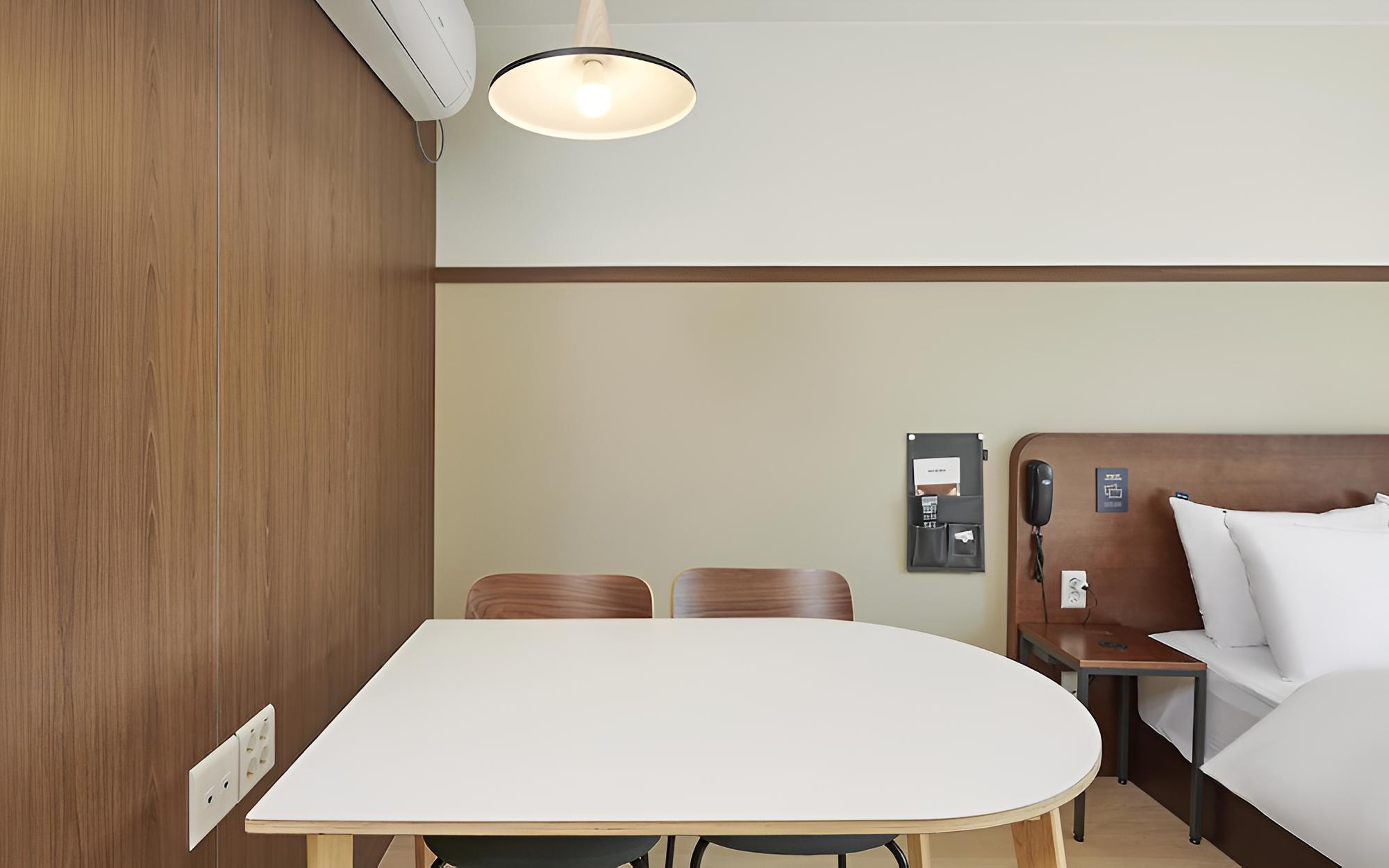Room (Non-smoking premium dining (dining ta)