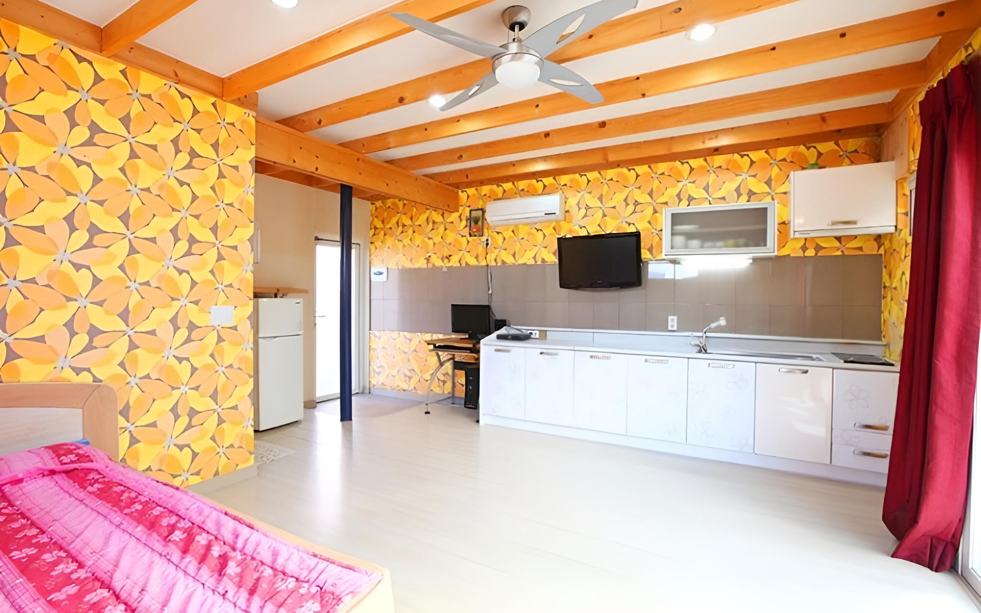 Room (Four stars)