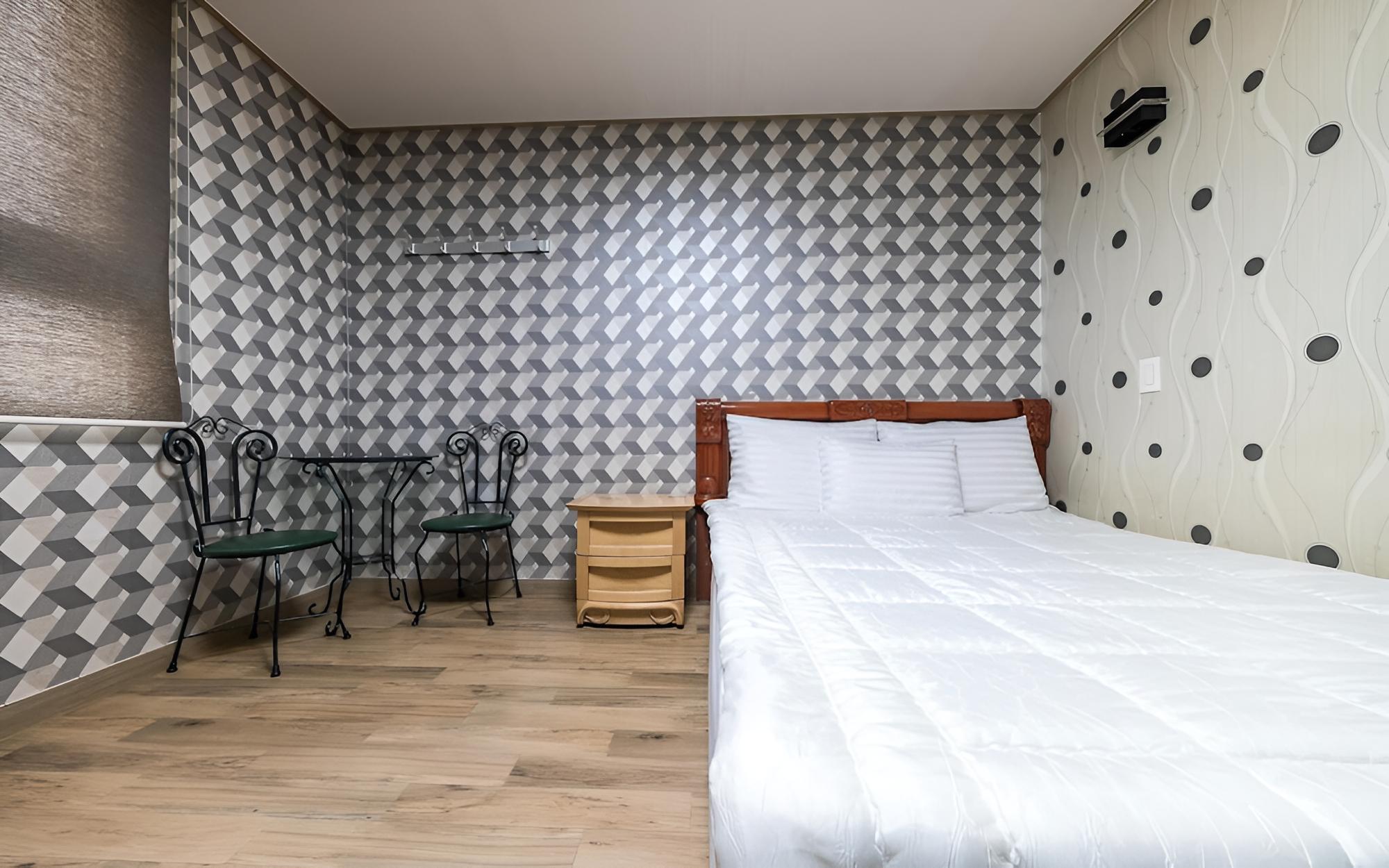 Room (Standard (Queen Bed)) - Photo 9