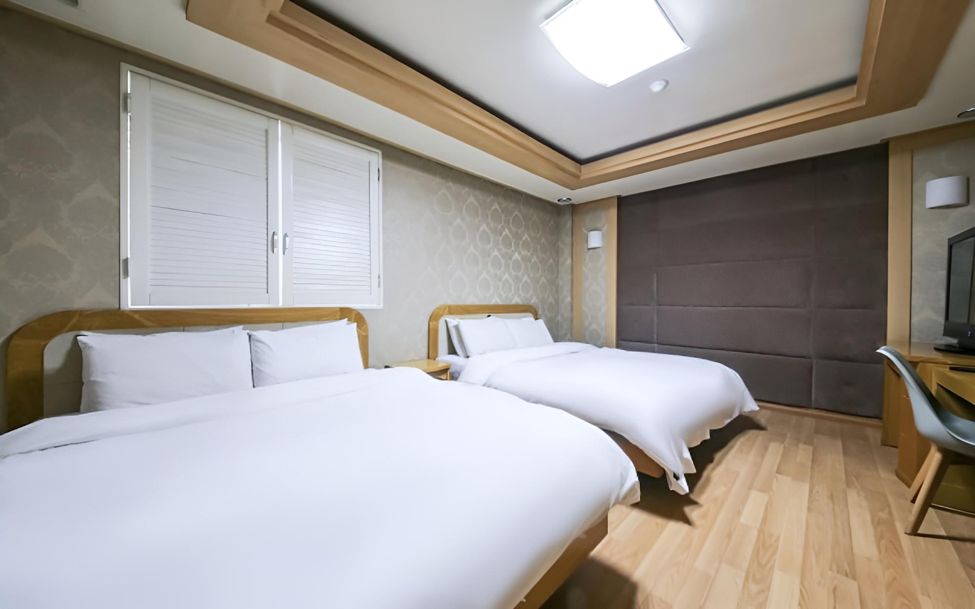 Room (Family Twin (4 Person 79 Double + Sin) photo 3