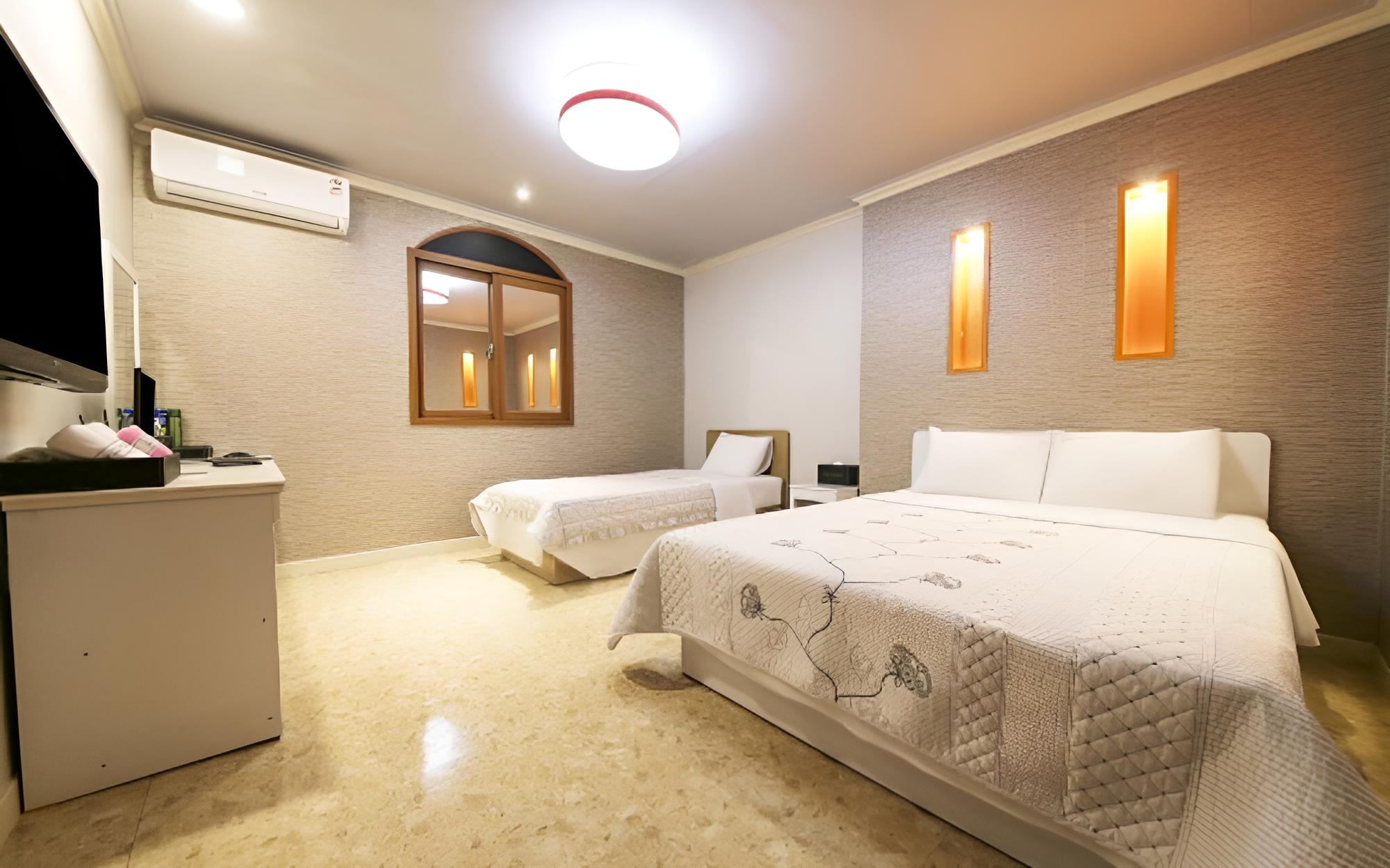 Room (Twin) - Photo 1
